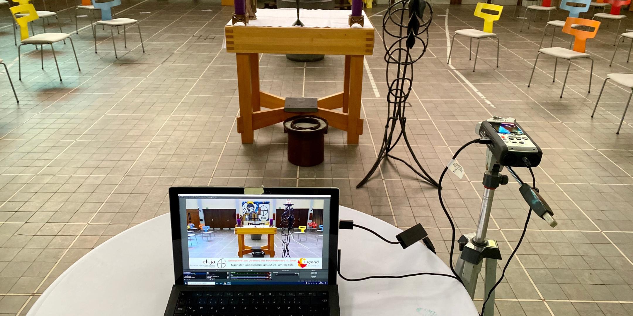 So sieht das Setup für die Übertragung der Gottesdienste in der Kirche der Jugend eli.ja aus. (Foto: Niclas Michely)