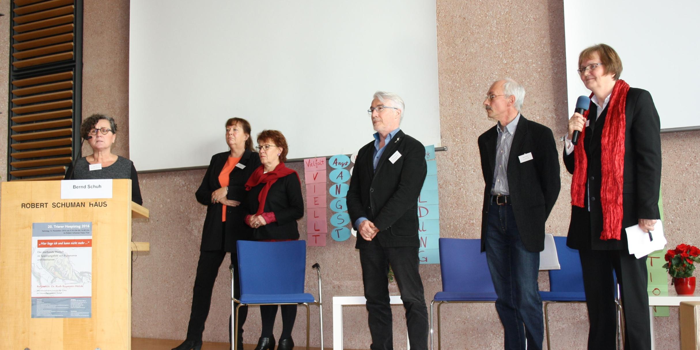 Bühne frei für die Gründer der Hospizbewegung in der Region Trier: Ruth Krell (links), Monika Lutz, Renate Langenbach, Bernd Steinmetz, Bernd Schuh und Moderatorin Hildegard Eynöthen (rechts).