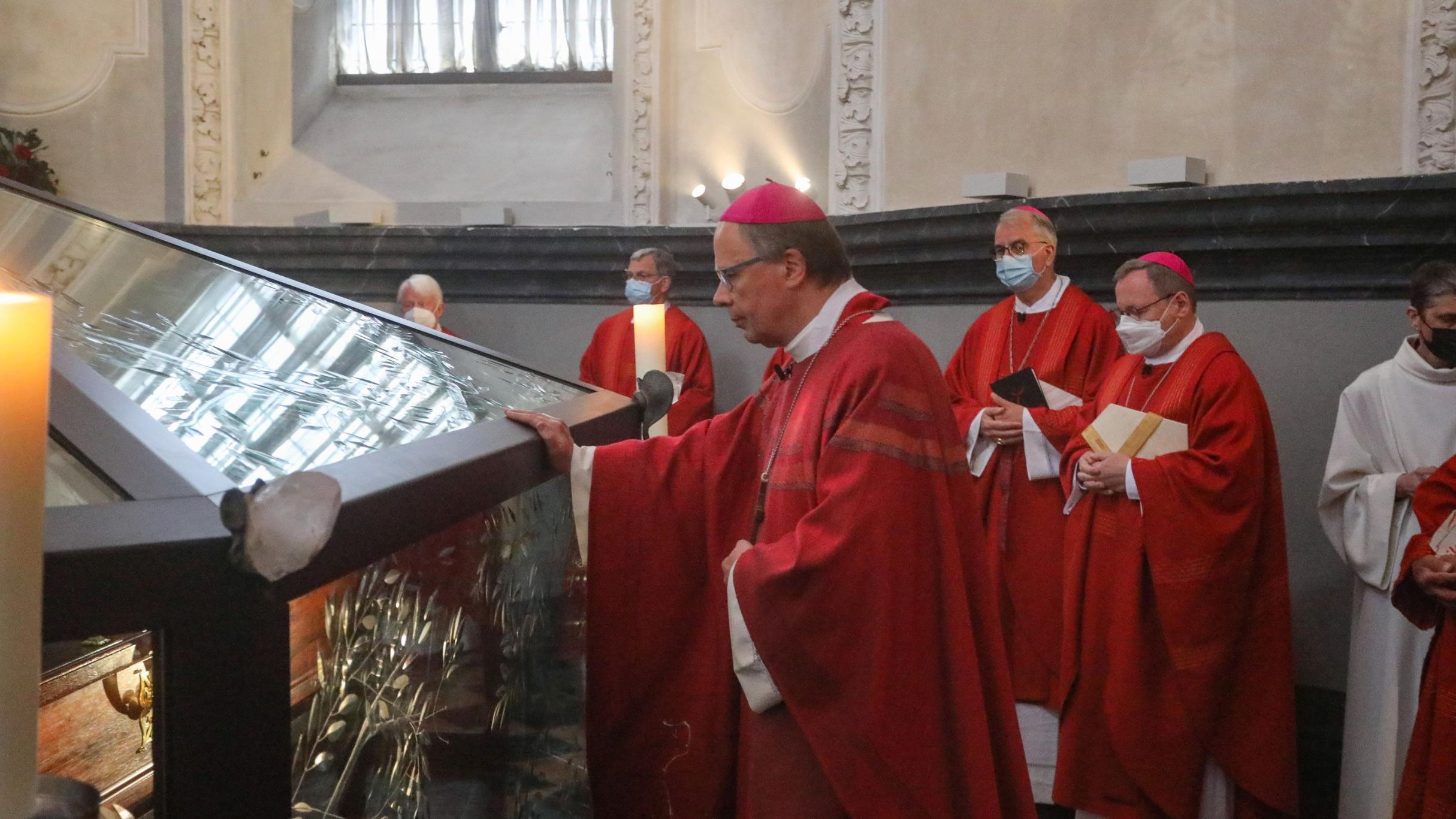 Bischof Ackermann am Schrein in der Heilig-Rock-Kapelle (Foto: Bistum Trier: H. Thewalt)