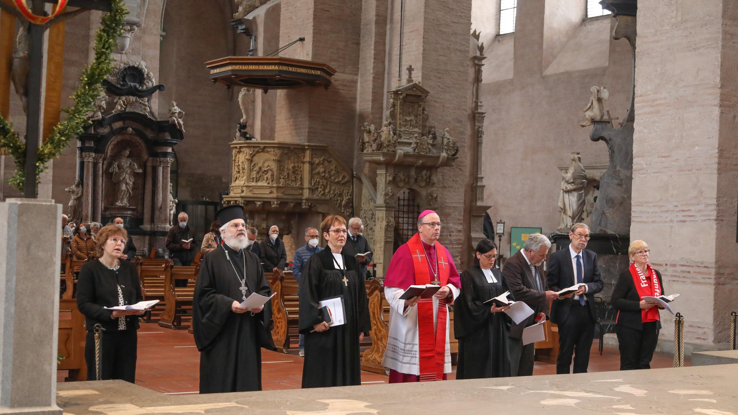 Vertreterinnen und Vertreter verschiedener christlicher Kirchen haben im Rahmen der Heilig-Rock-Tage 2022 im Trierer Dom einen ökumenischen Gottesdienst gefeiert. Foto: Helmut Thewalt