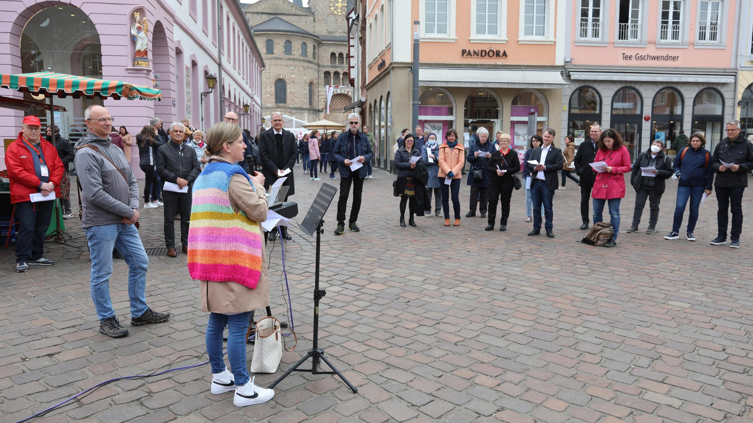 Pastoralreferentin Anja Günther hält das Mittagsgebet auf dem Trierer Hauptmarkt. Im Zentrum der 15-minütigen Andacht steht die Bergpredigt. Foto: Helmut Thewalt