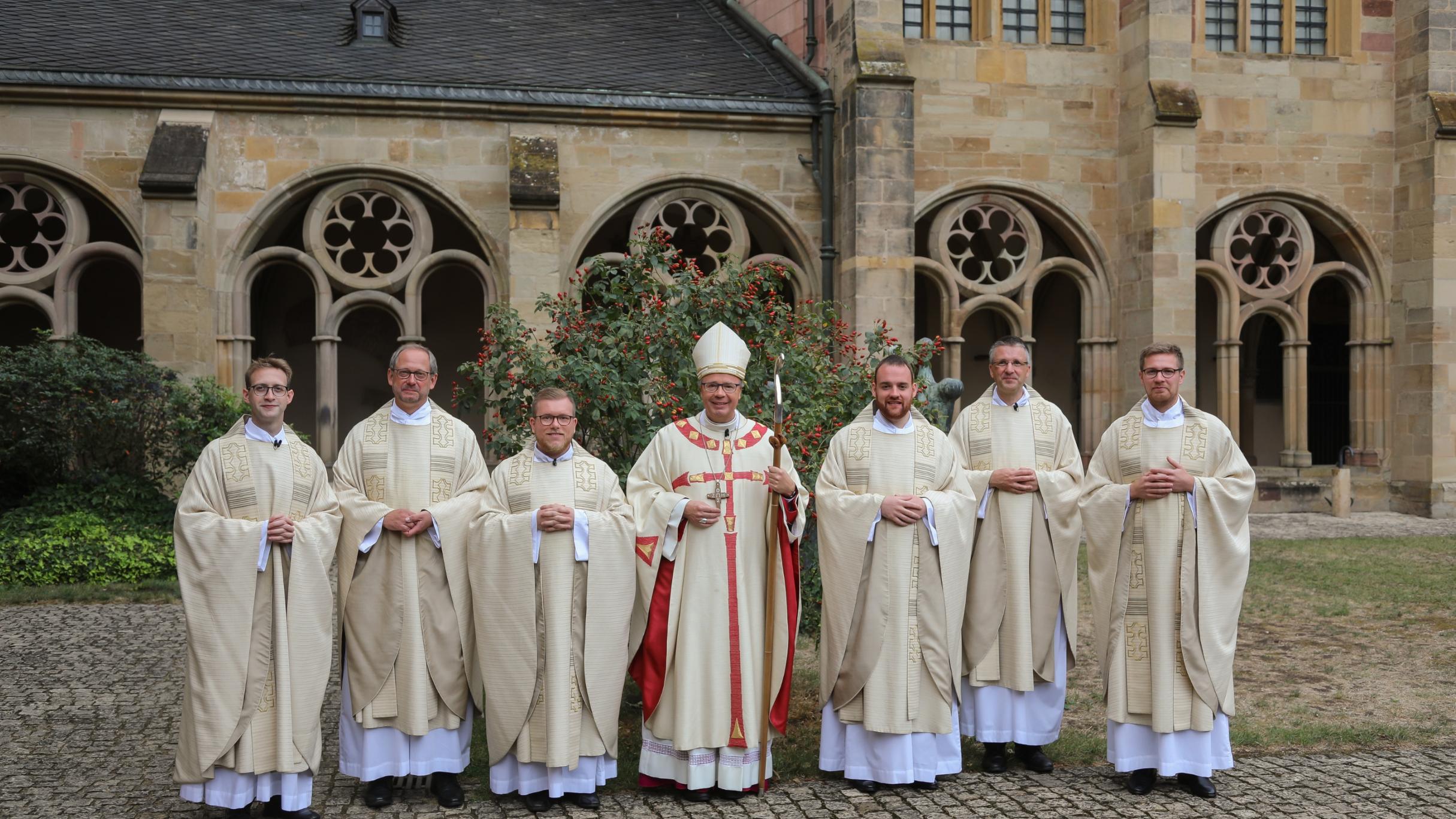 Bischof Stephan Ackermann (Bildmitte) hat am 26. September 2020 sechs Männer zu Priestern geweiht (v.l.n.r.): Jonas Staudt, Stephan Schramm, Dominik Schmitt, Carsten Mayer, Bernd Schütz und Patric Schützeichel. Foto: Bistum Trier / Helmut Thewalt