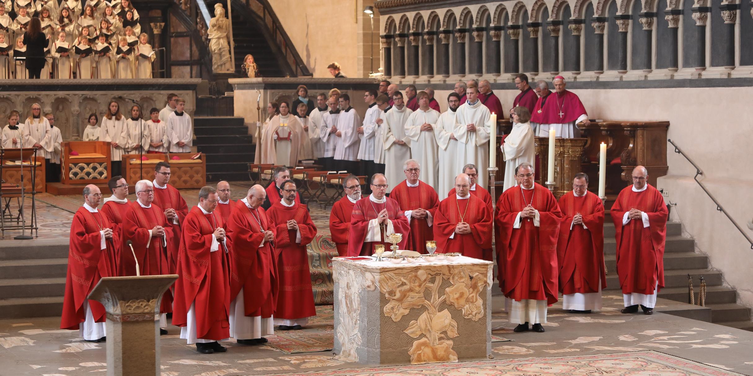 Mit einem feierlichen Gottesdienst hat Bischof Ackermann die Heilig-Rock-Tage eröffnet.