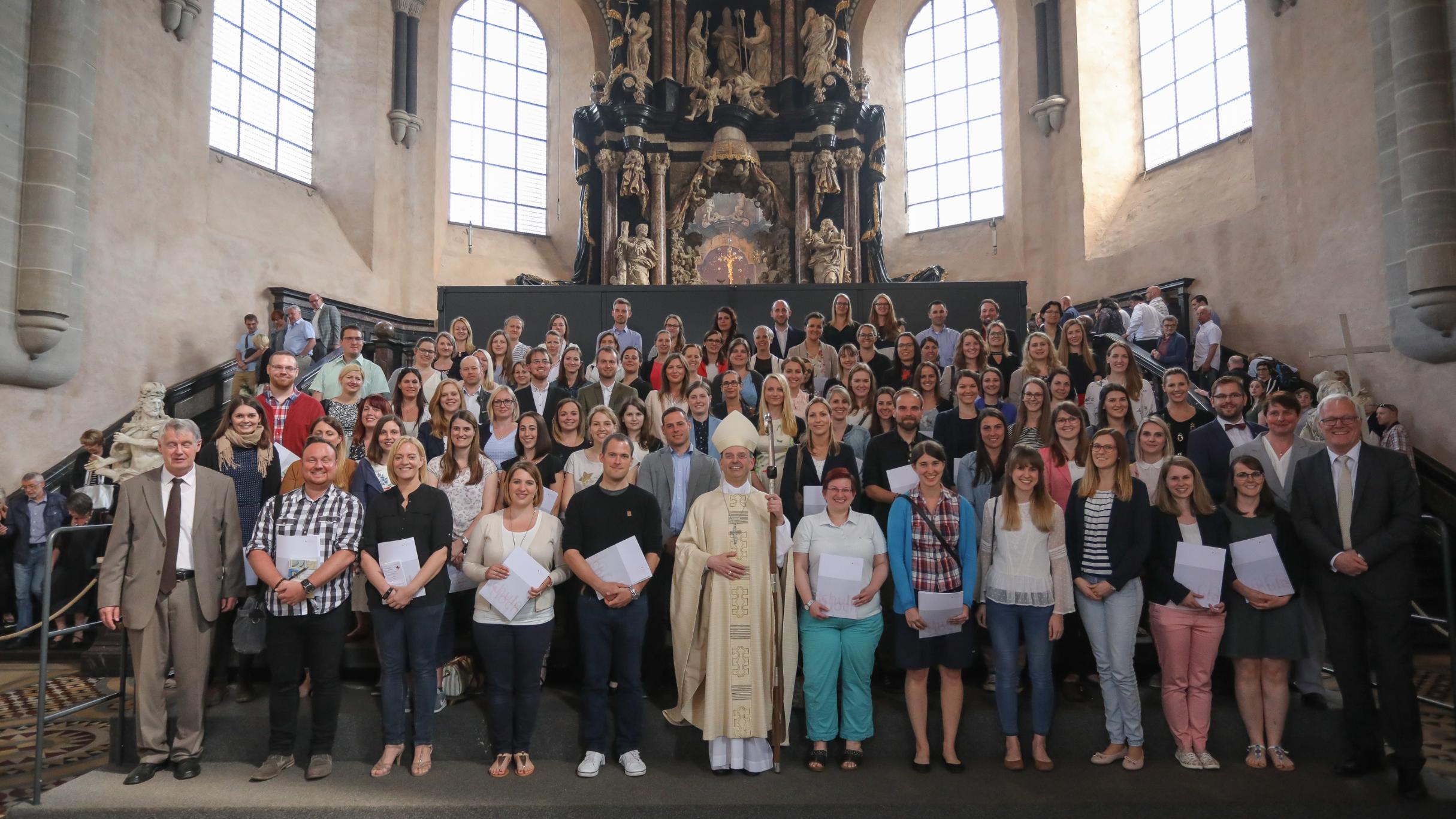 Gruppenbild mit dem Weihbischof: 90 Lehrerinnen und Lehrer freuen sich über ihre Beauftragung für den Religionsunterricht.