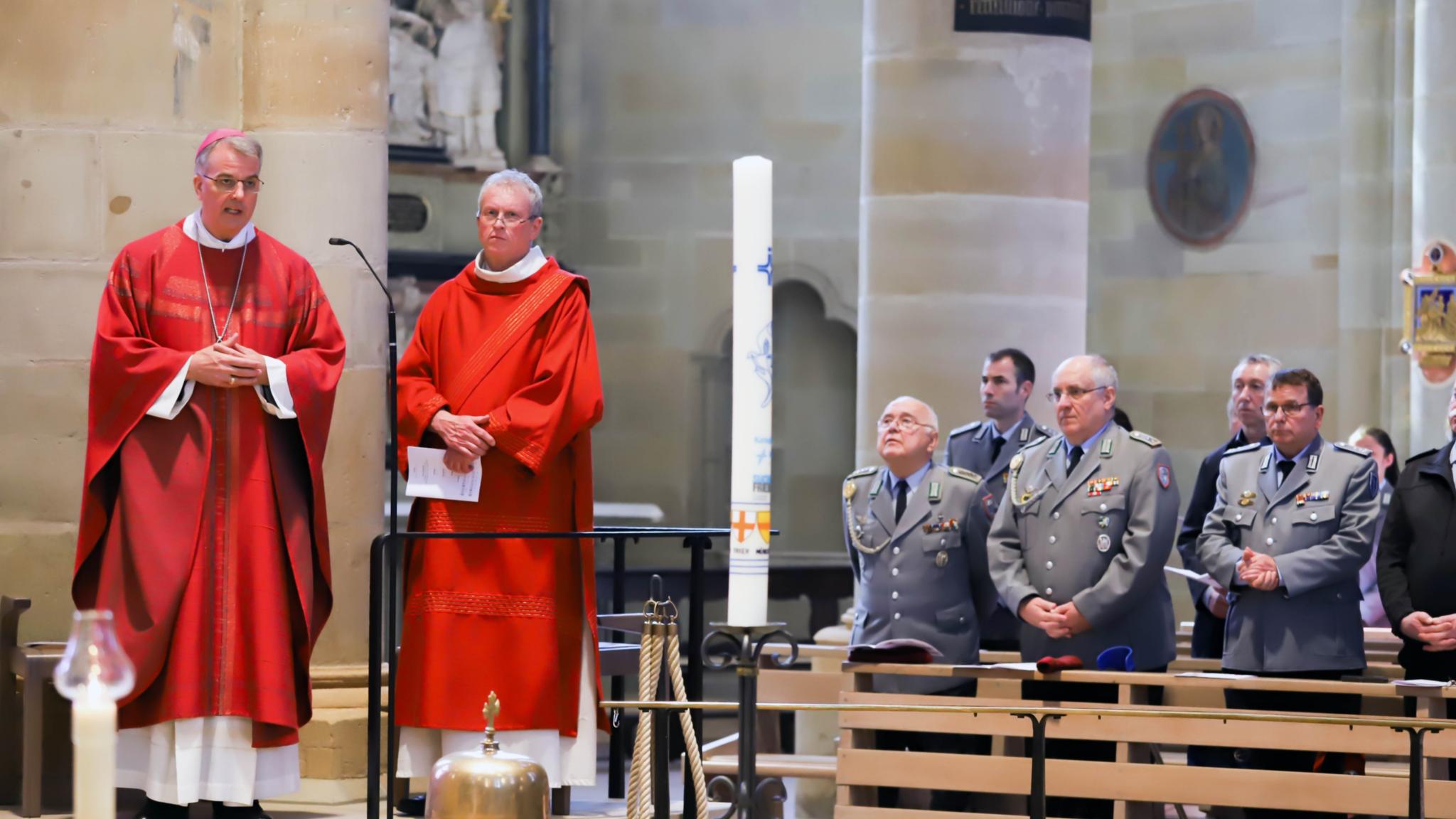 Beim gemeinsamen Gottesdienst (links Weihbischof Jörg Michael Peters)