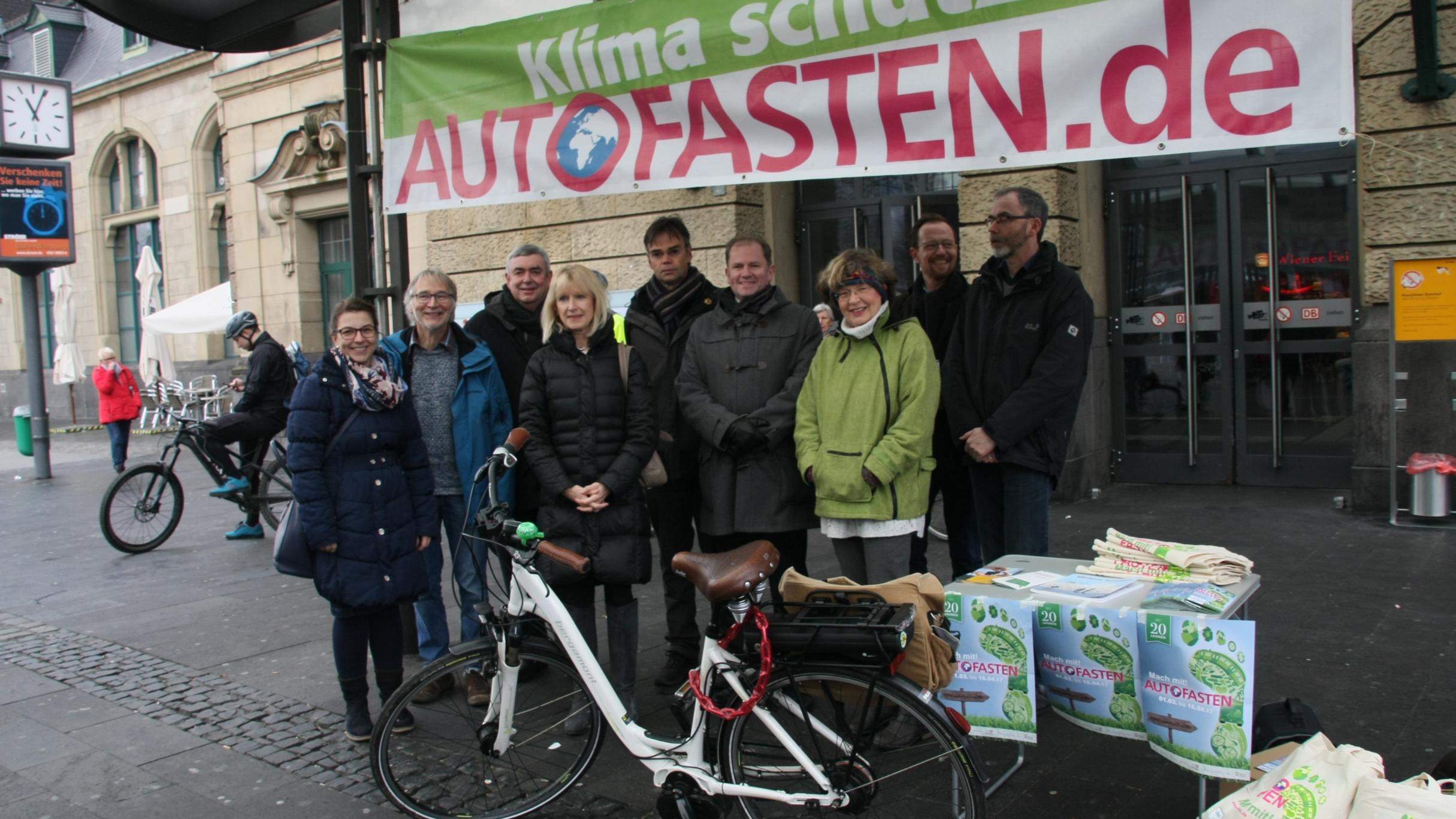 Die Teilnehmer der Vorstellung 'Aktion Autofasten' in Koblenz (jf)