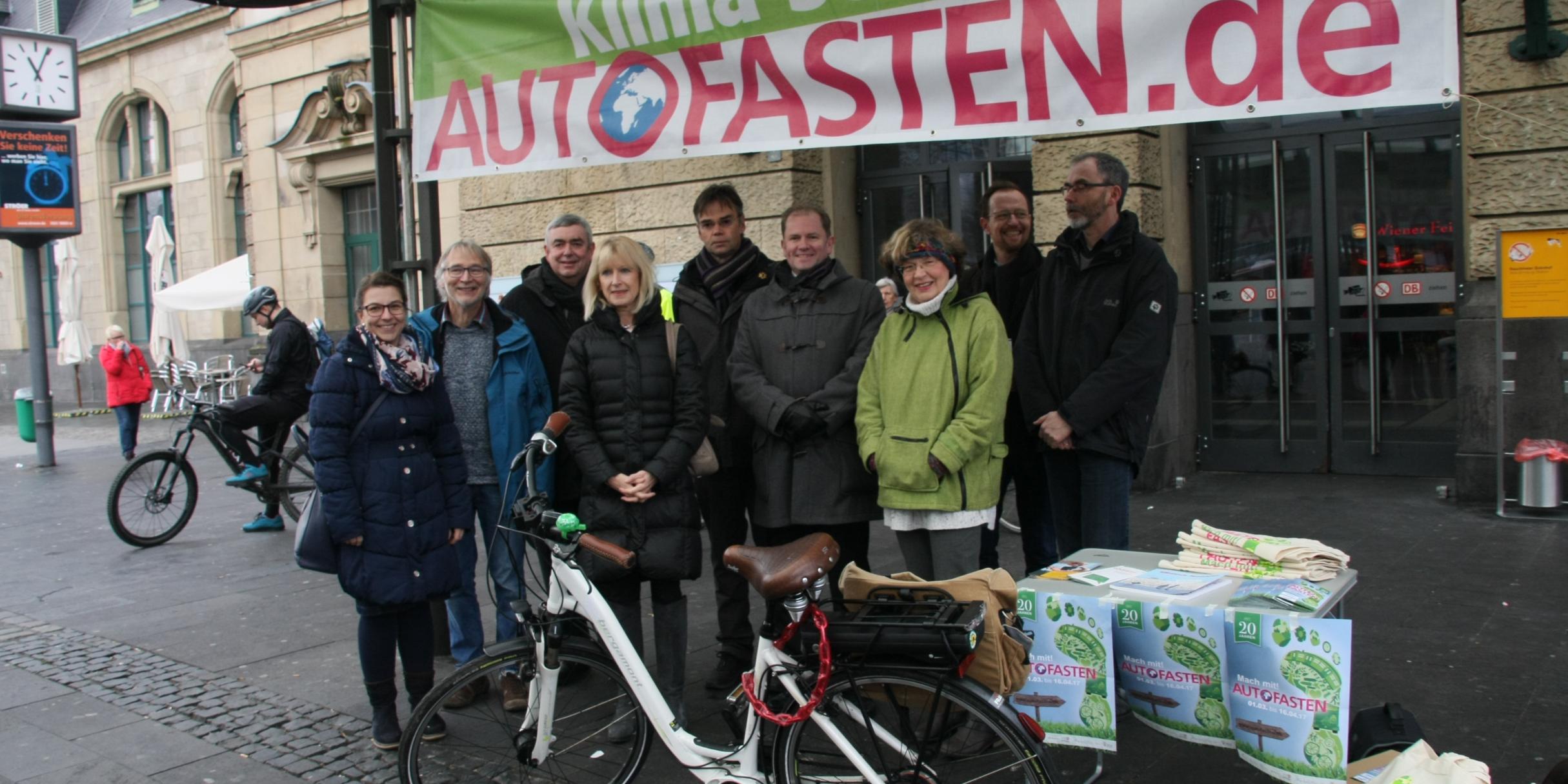 Die Teilnehmer der Vorstellung 'Aktion Autofasten' in Koblenz (jf)