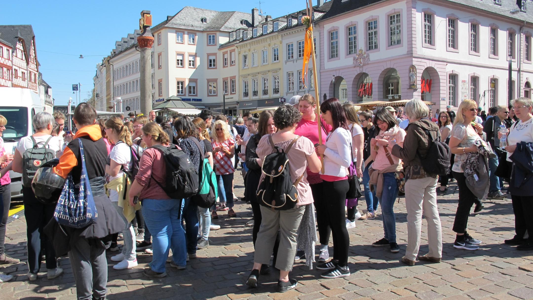 130 Teilnehmer pilgerten von der Abtei St. Matthias vorbei am Dom zum Hauptmarkt.