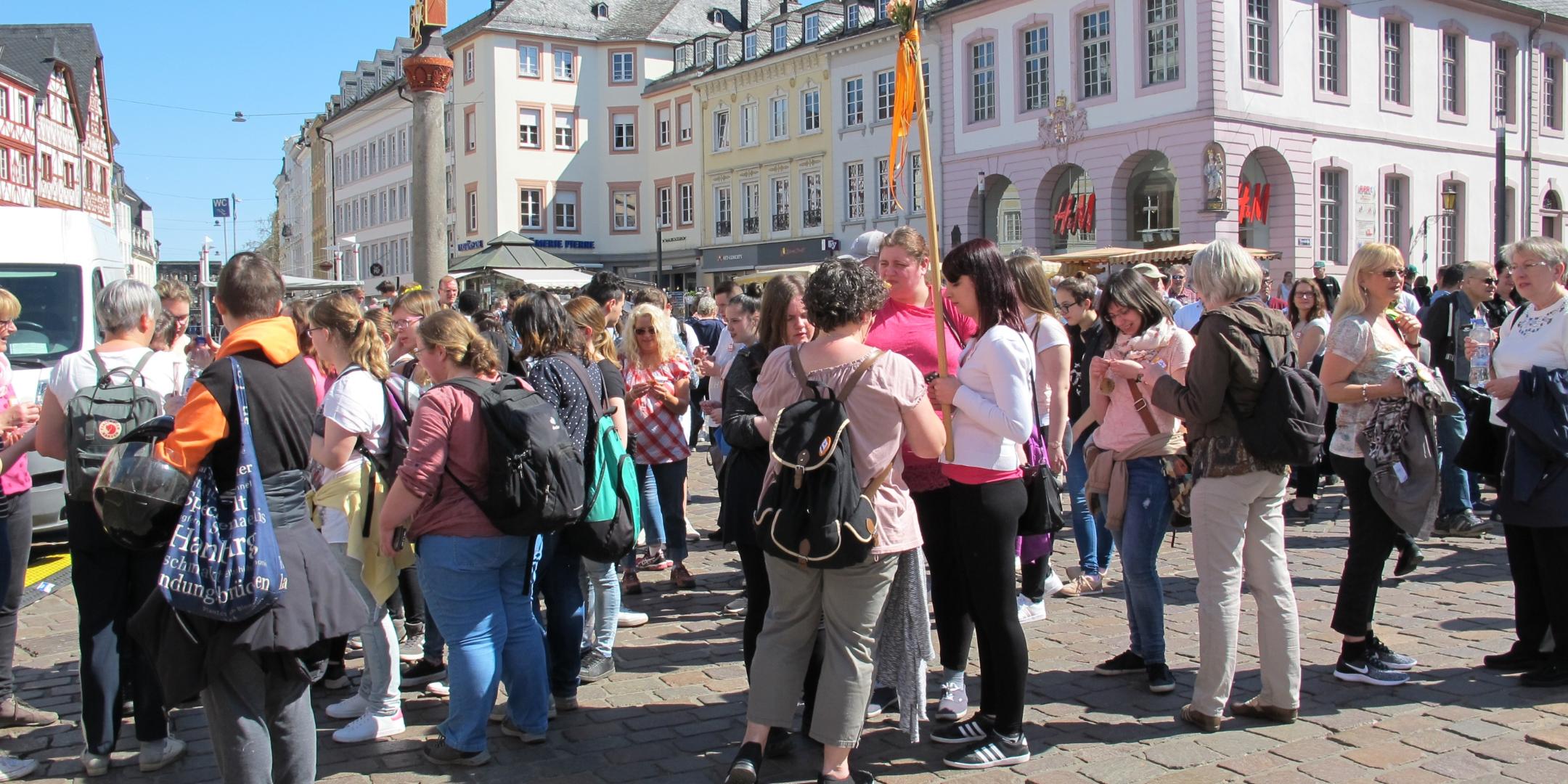 130 Teilnehmer pilgerten von der Abtei St. Matthias vorbei am Dom zum Hauptmarkt.