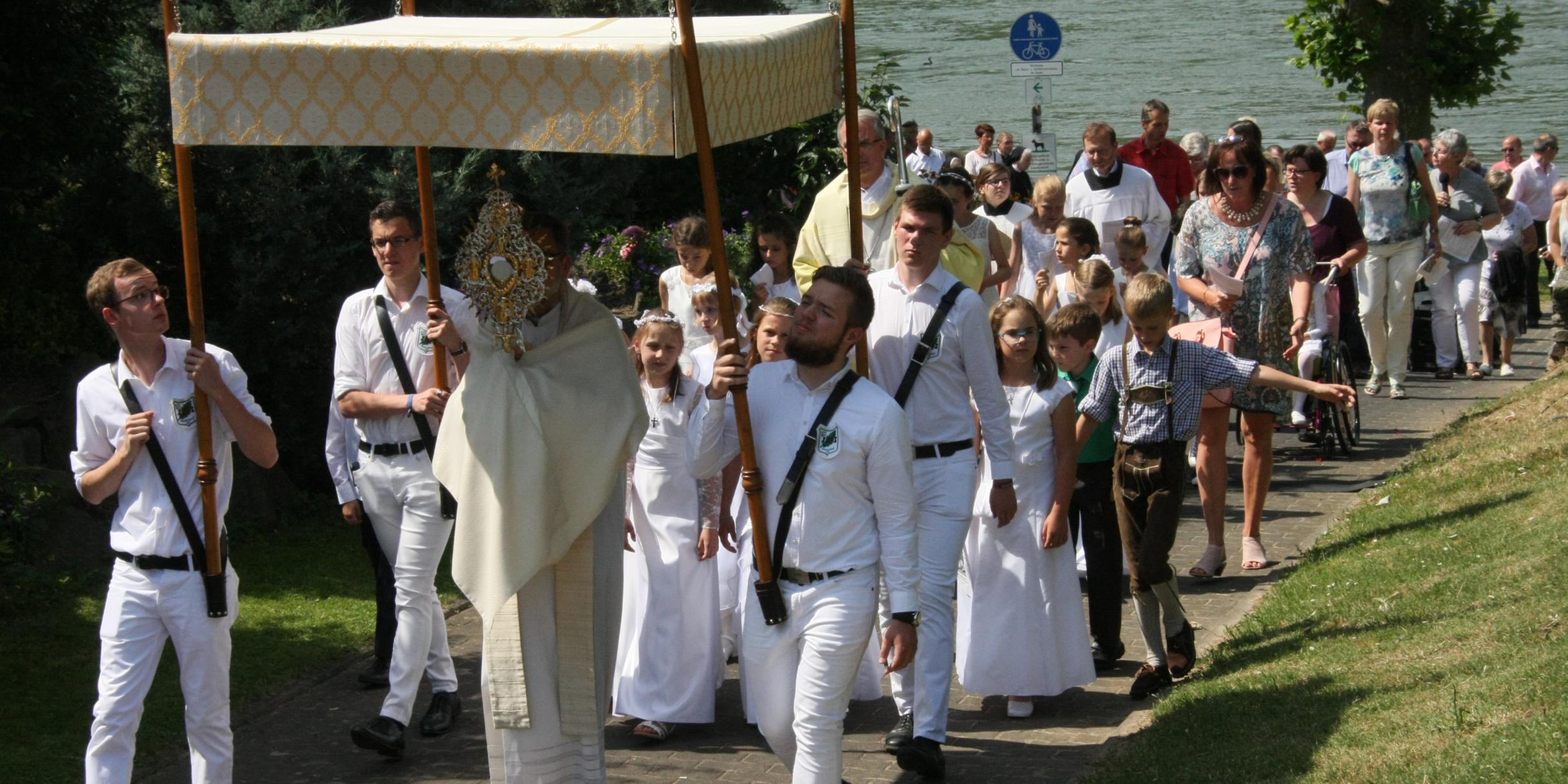 Vom Rhein ins Dorf führte die Prozession an Fronleichnam in Leutesdorf.