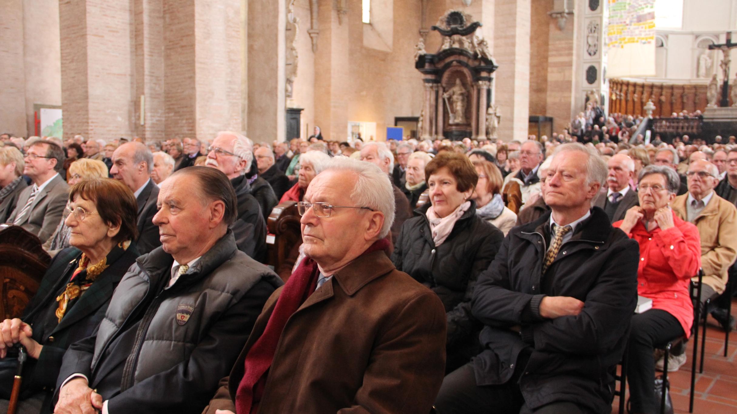 Gut gefüllt war der Trierer Dom beim Tag der Ehejubilare.