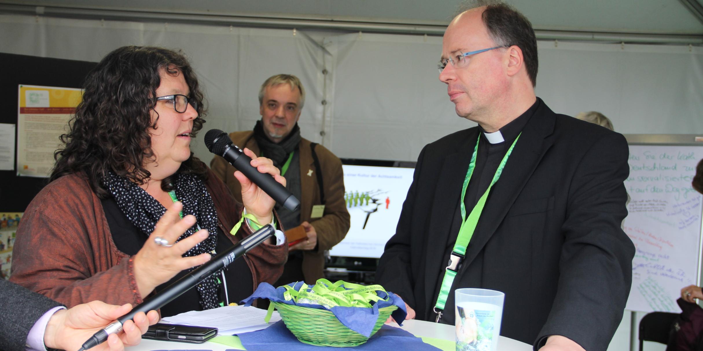 Bischof Ackermann im Gespräch mit der Präventionsbeauftragten Gabriele Siegert