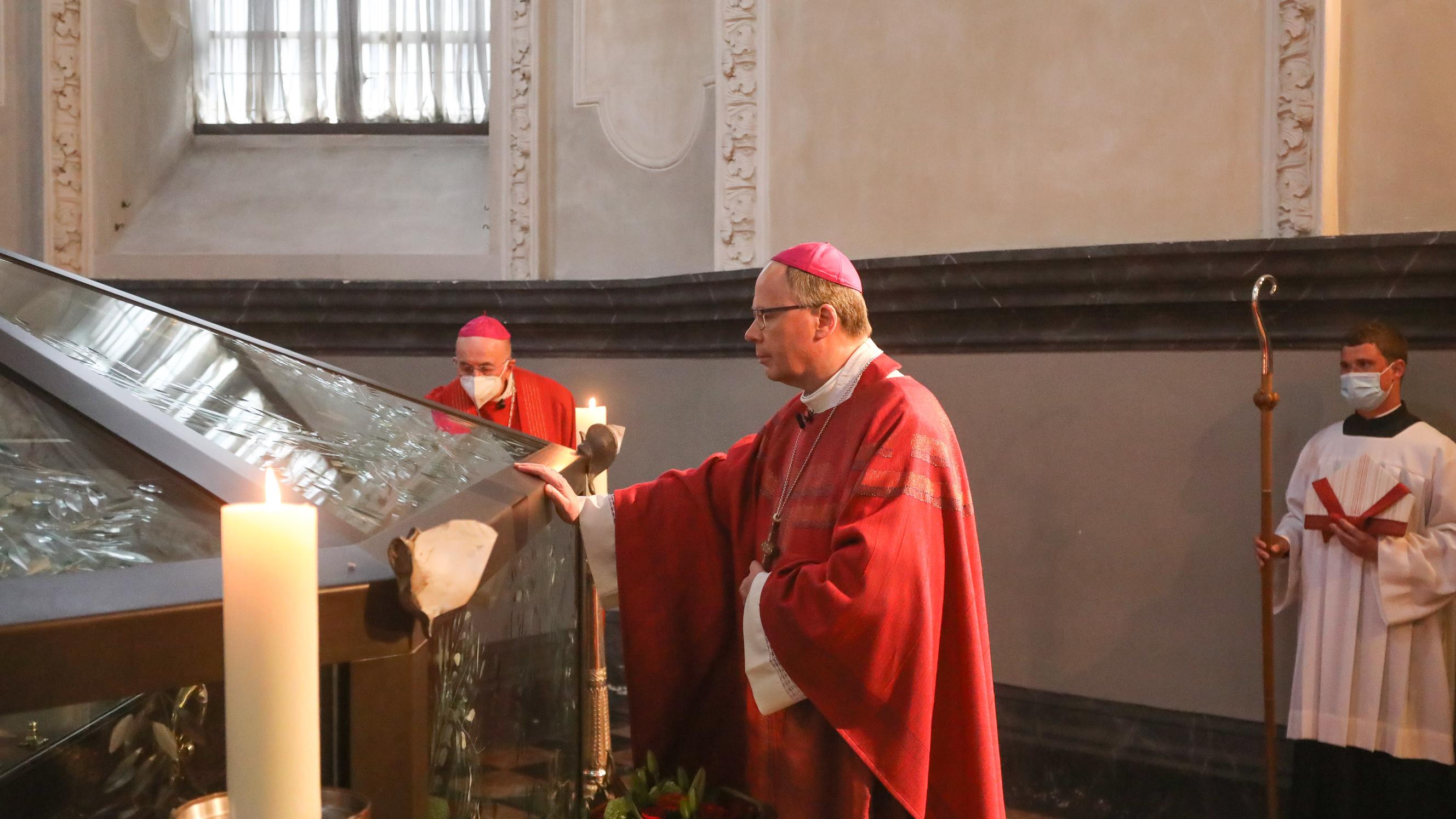 Gebet am Schrein in der Heilig-Rock-Kapelle: Das ist während der Heilig-Rock-Tage möglich.