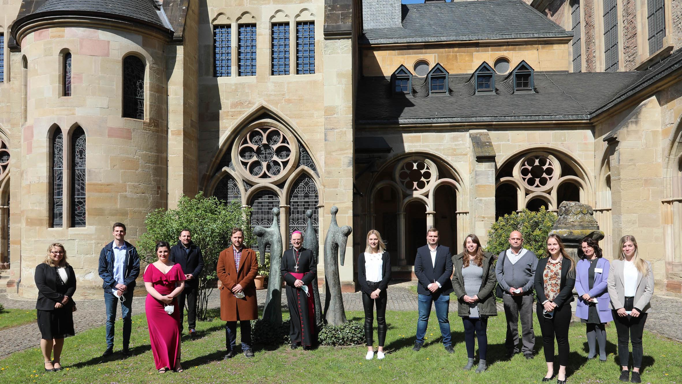 Gruppenbild mit Bischof: 12 Frauen und Männer hat Weihbischof Brahm (Mitte) gefirmt. (Fotos: H. Thewalt/Bistum Trier)