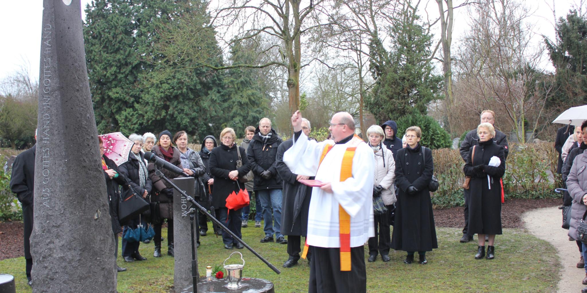 Dechant Michael Rams segnet das Gräberfeld für die Allerkleinsten während einer ökumenischen Feier.