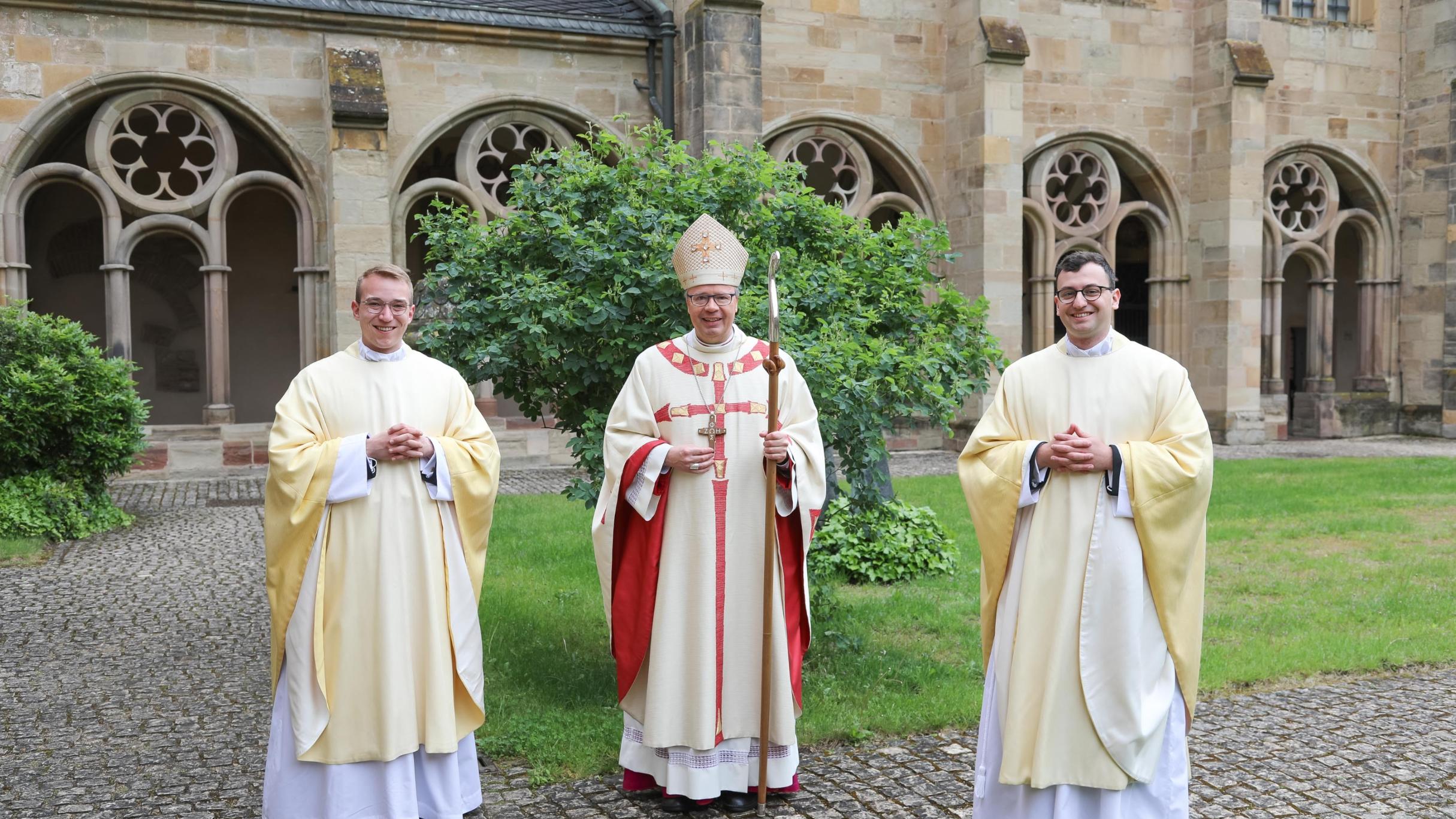 Bischof Ackermann mit den Neupriestern Christian Kossmann (li.) und Stephan Schmidt