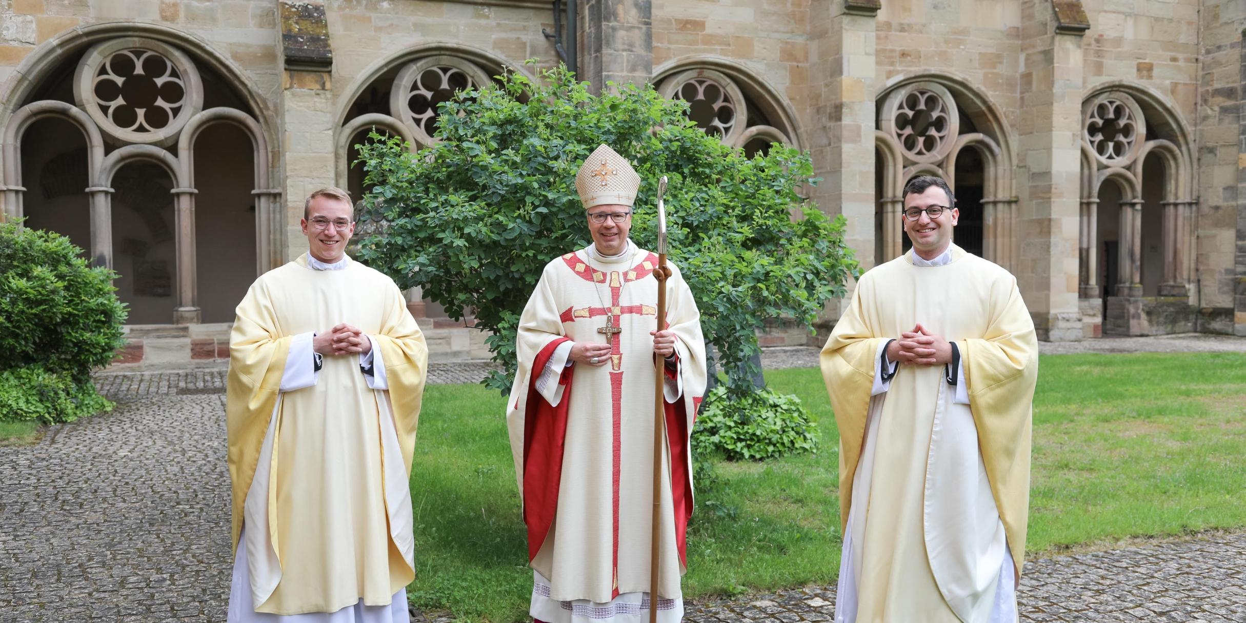 Bischof Ackermann mit den Neupriestern Christian Kossmann (li.) und Stephan Schmidt