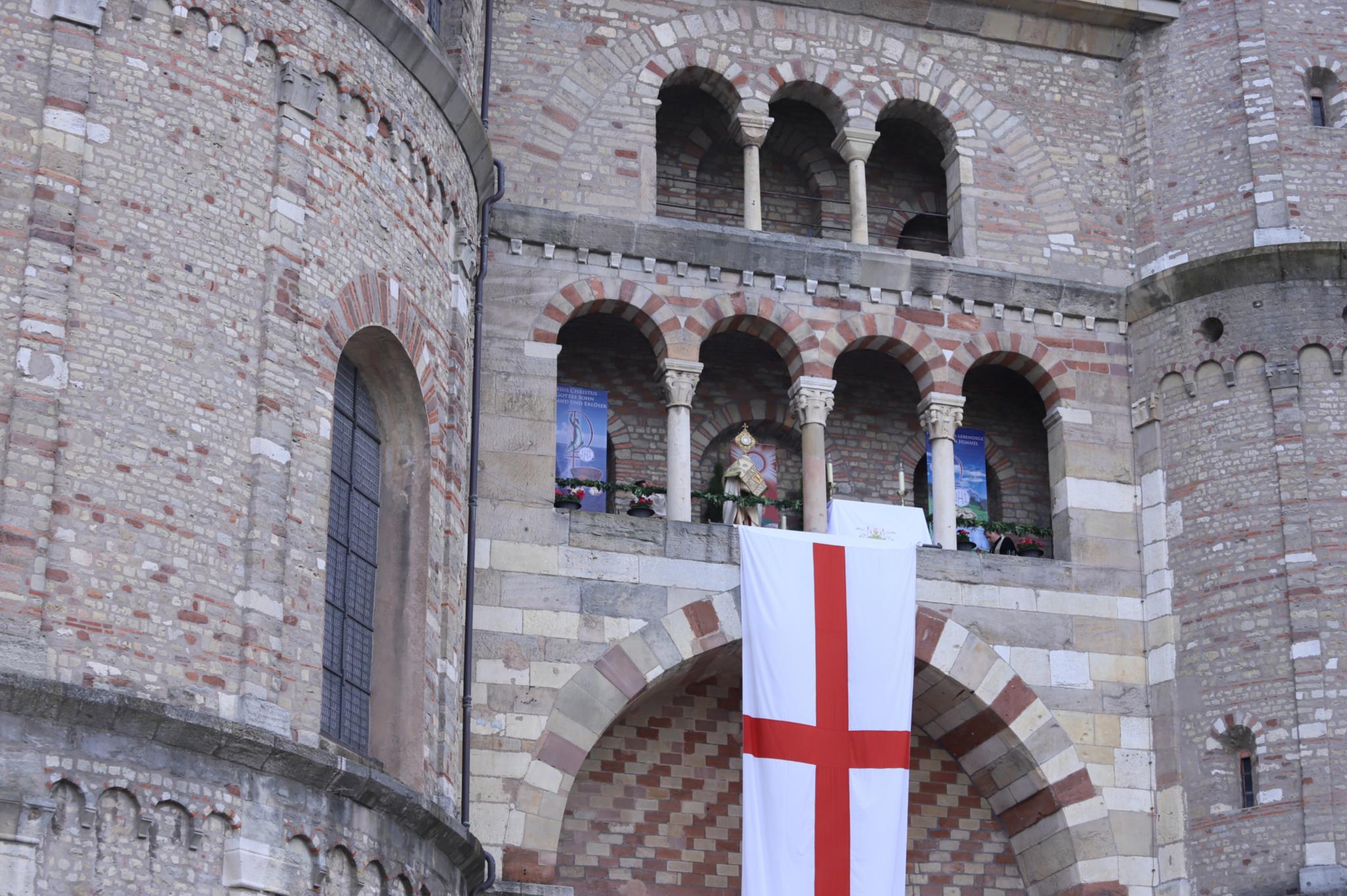 Eucharistischer Segen für die Menschen in der Stadt Trier und darüber hinaus