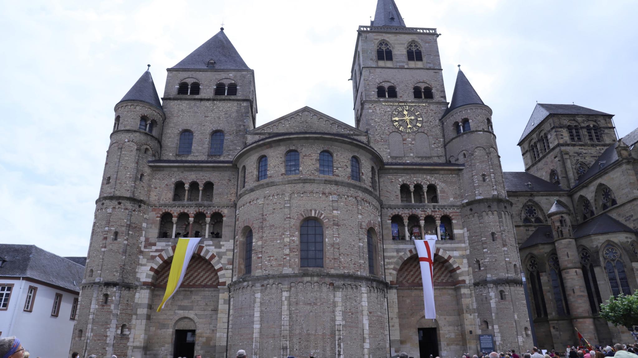 Nach dem Hochamt spendete der Bischof den eucharistischen Segen von der Domgalerie aus.