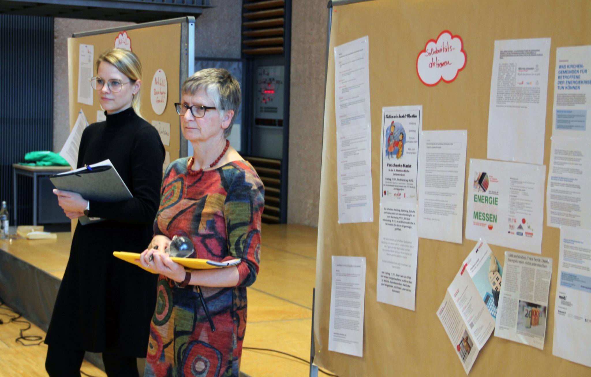 Annika Burggraaff (links) und Rita Schneider-Zuche vom Diözesan-Caritasverband stellten Pläne vor, wie Menschen geholfen werden kann, die durch die aktuellen Preisexplosionen in Not geraten.