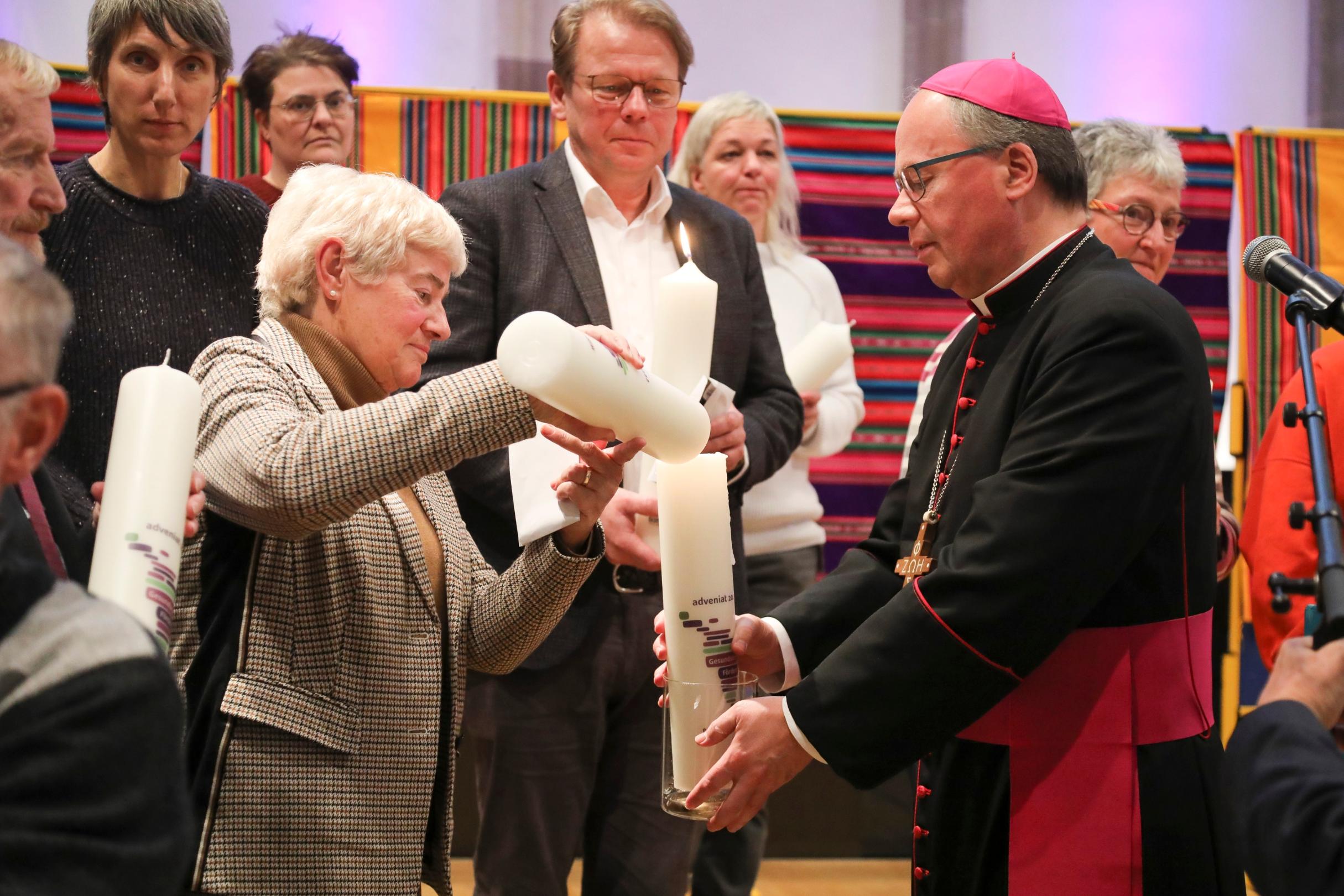 Bischof Ackermann entzündet die Aktionskerzen (Foto: Bistum/Thewalt)
