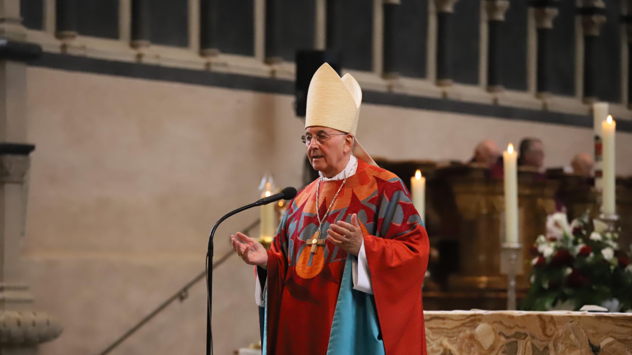 Bischof Genn predigt im Dom