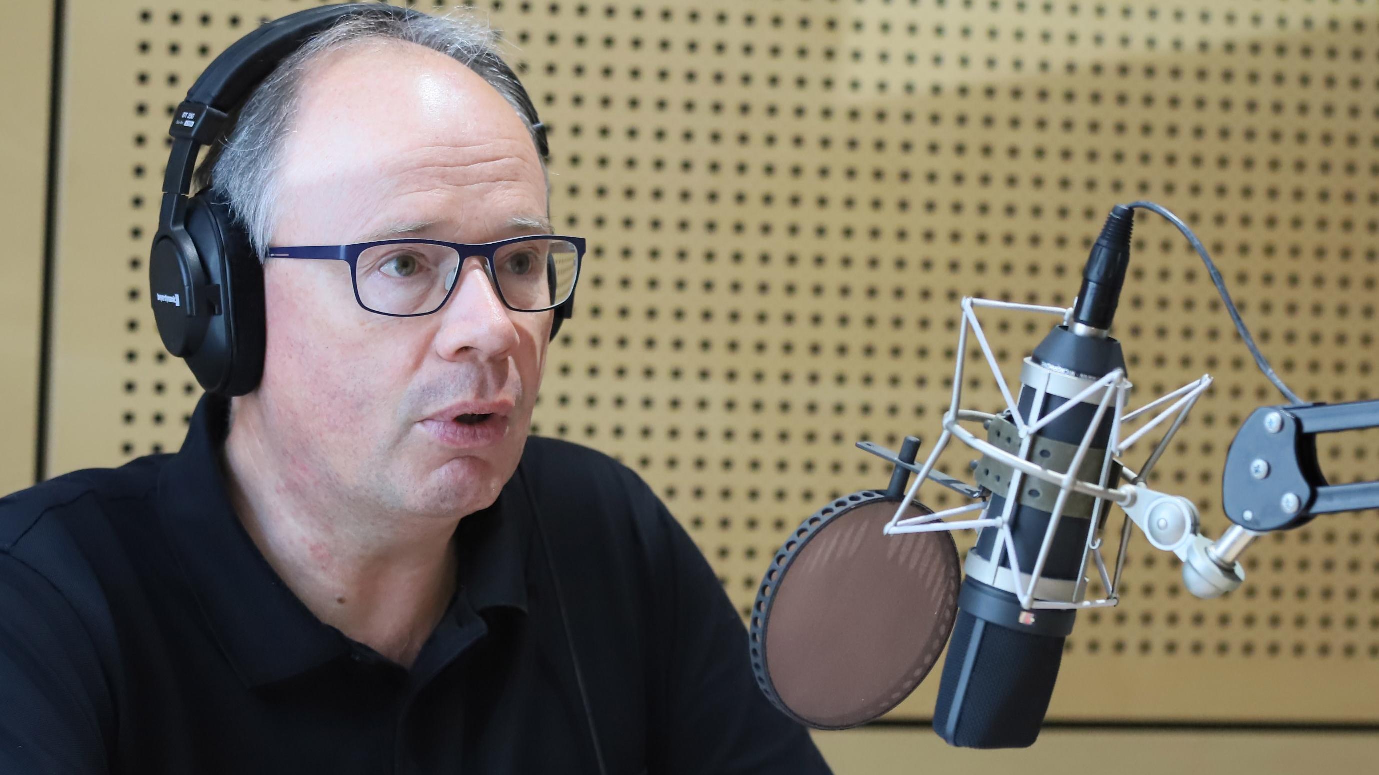 Bischof Stephan Ackermann spricht im Radio