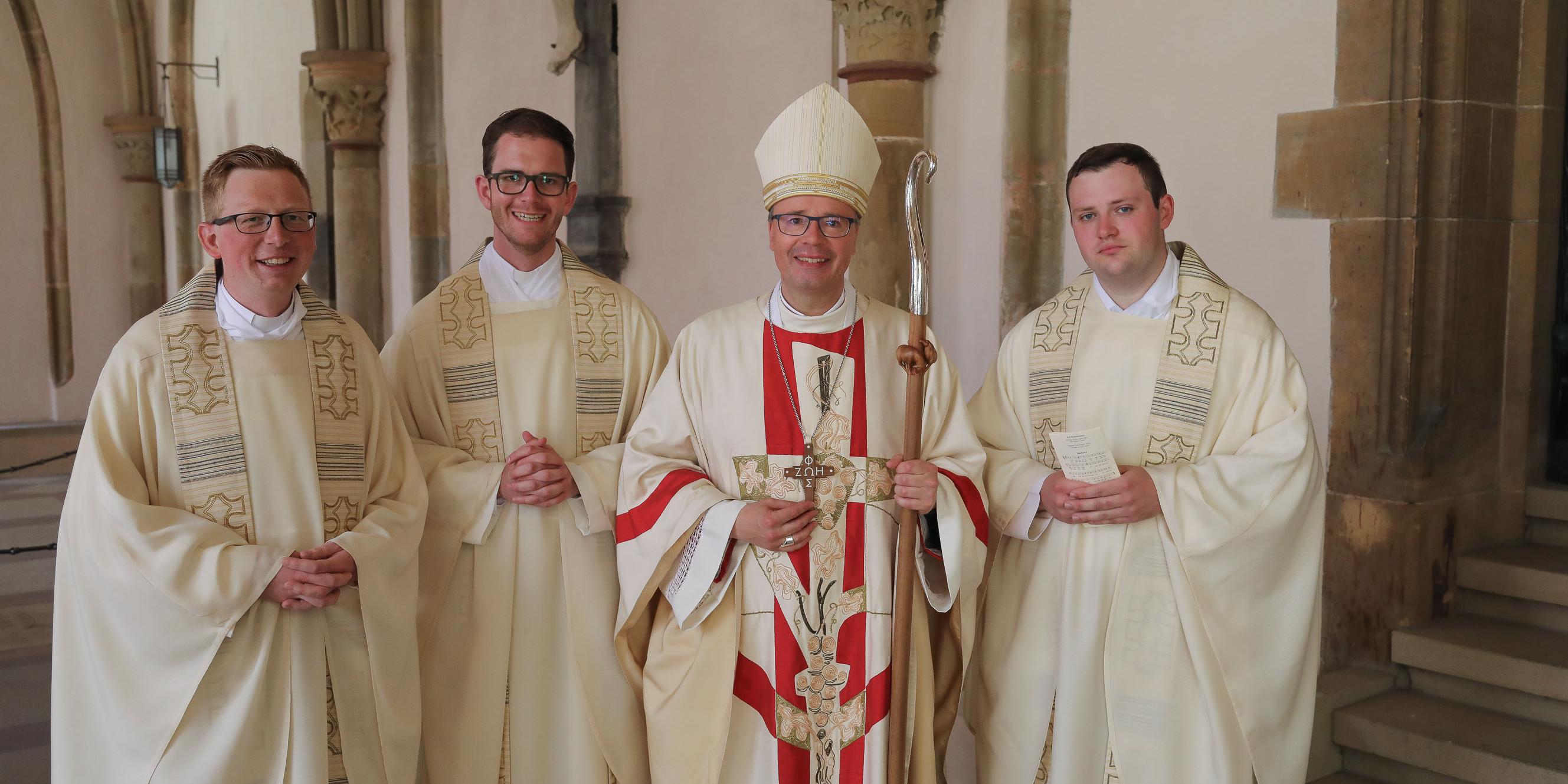 Bischof Ackermann mit den Neupriestern Florian Dienhart, Thomas Hufschmidt und Frederik Simon (vlnr)