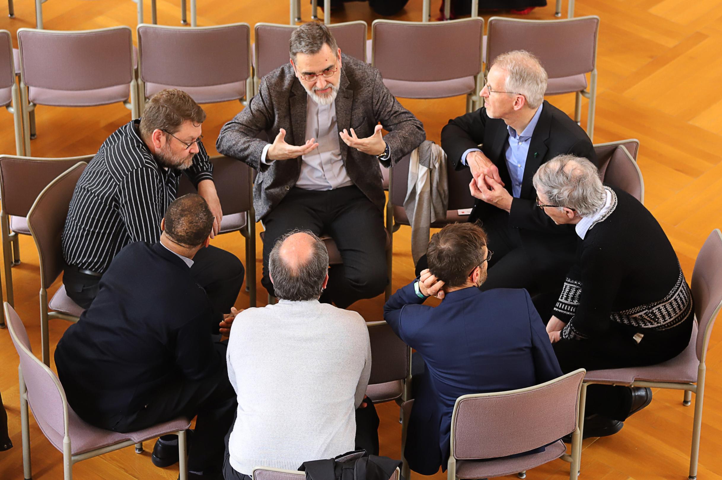 Priester in Arbeitsgruppen diskutieren nach dem Referat