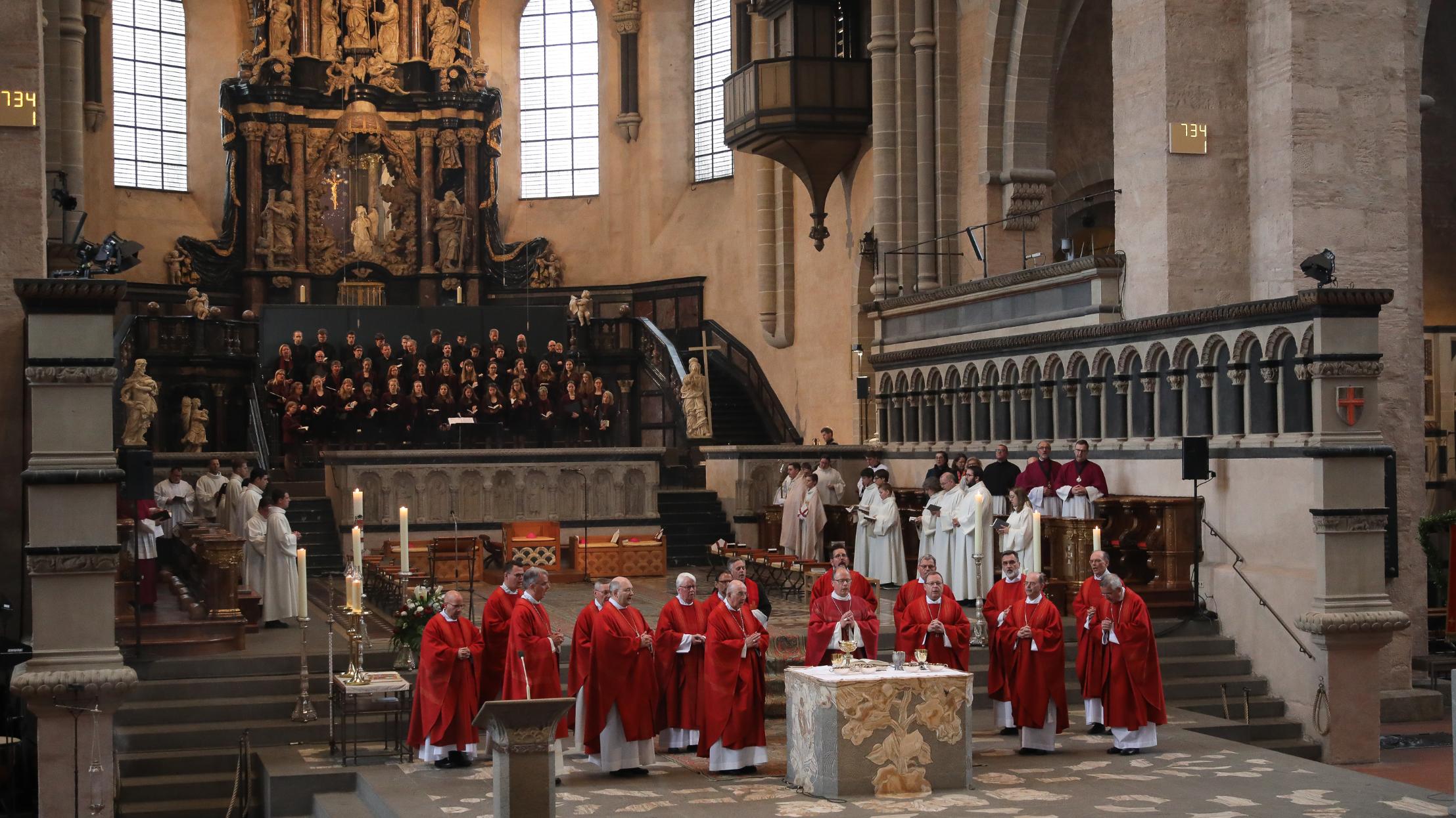 Mit einem Gottesdienst waren die Heilig-Rock-Tage am 3. Mai eröffnet worden. Jetzt endeten sie mit einer Vesper.