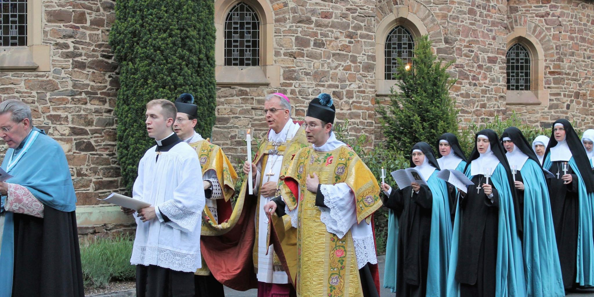 Nach der Sakramentsandacht machten sich Weihbischof Peters, Ordensgemeinschaft und zahlreiche Gläubige auf den Weg zur nahegelegenen Lourdesgrotte.