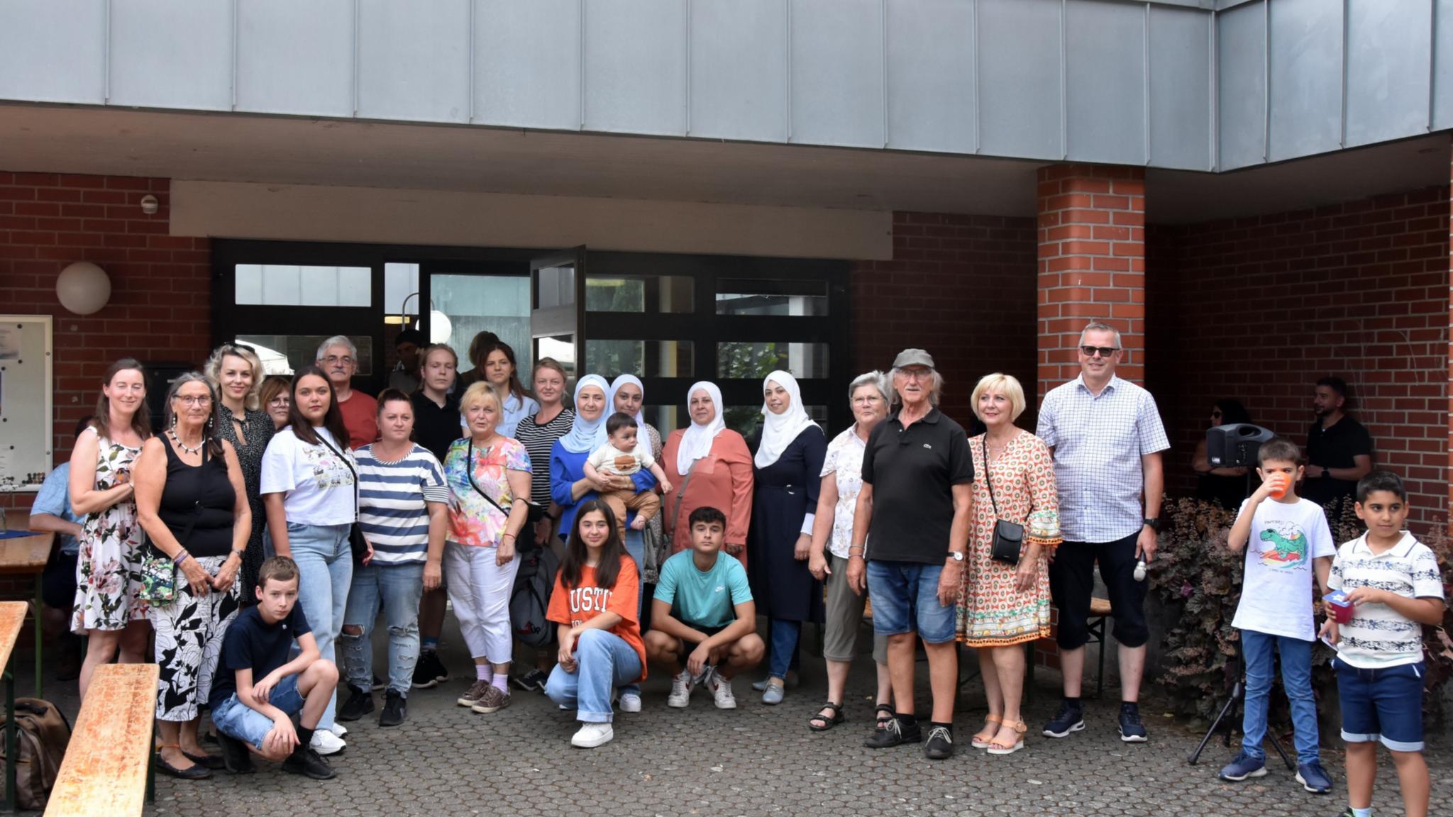 Viele Menschen aus verschiedenen Kulturen kamen zur Interkulturellen Begegnung an die Begegnungskirche in Köllerbach. Foto: Ute Kirch/Bistum Trier