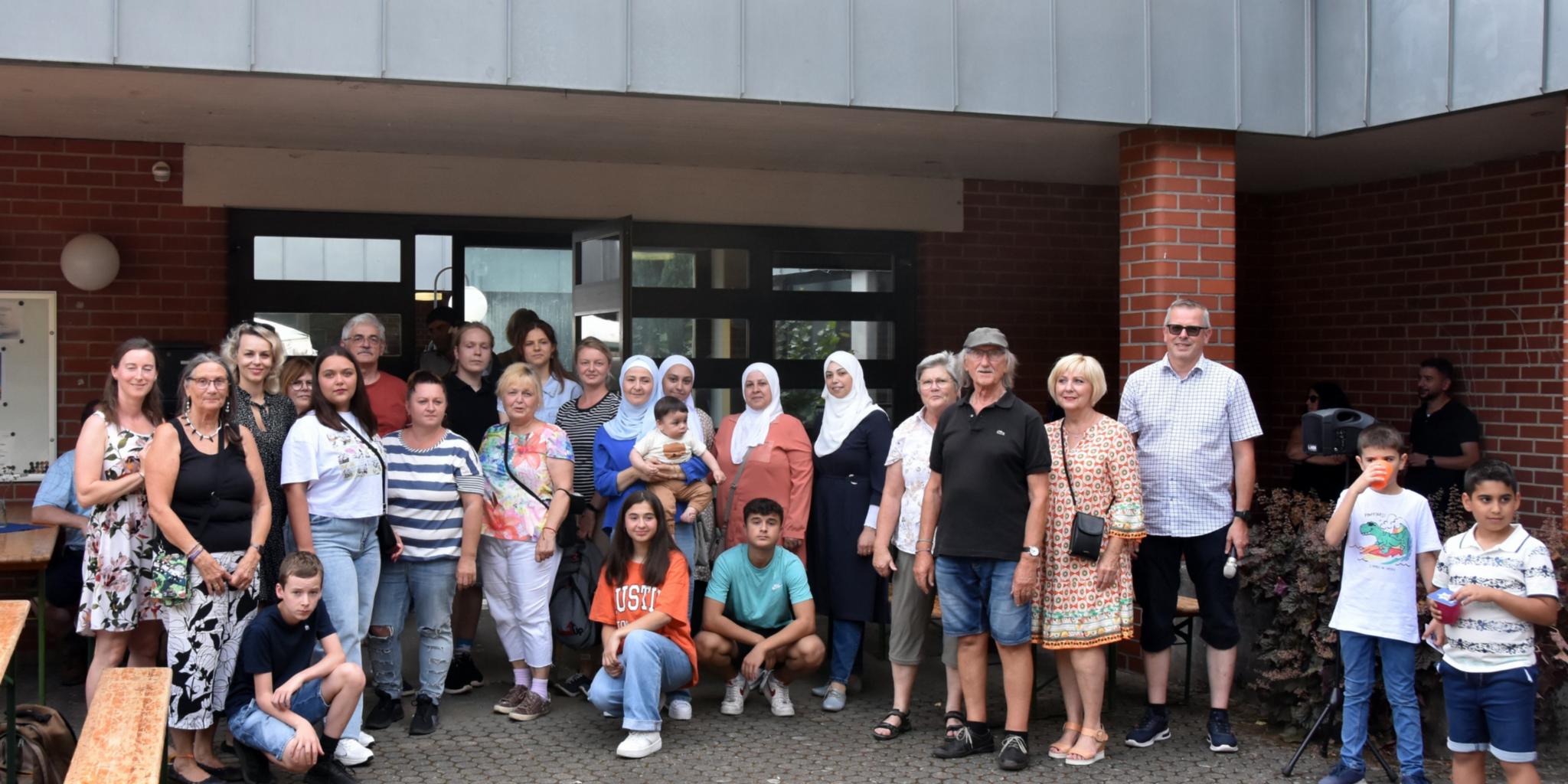 Viele Menschen aus verschiedenen Kulturen kamen zur Interkulturellen Begegnung an die Begegnungskirche in Köllerbach. Foto: Ute Kirch/Bistum Trier