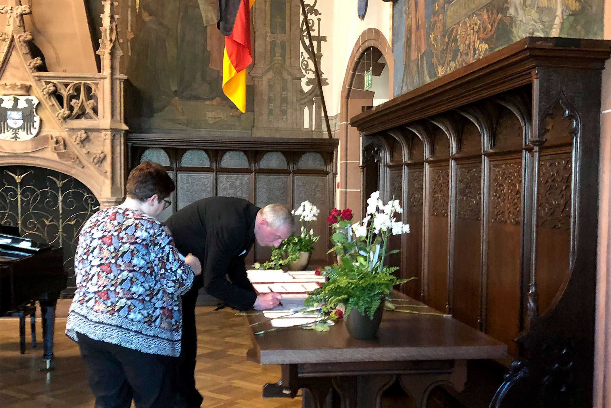 Dechant Welter unterzeichnet das Papier im Rathaussaal