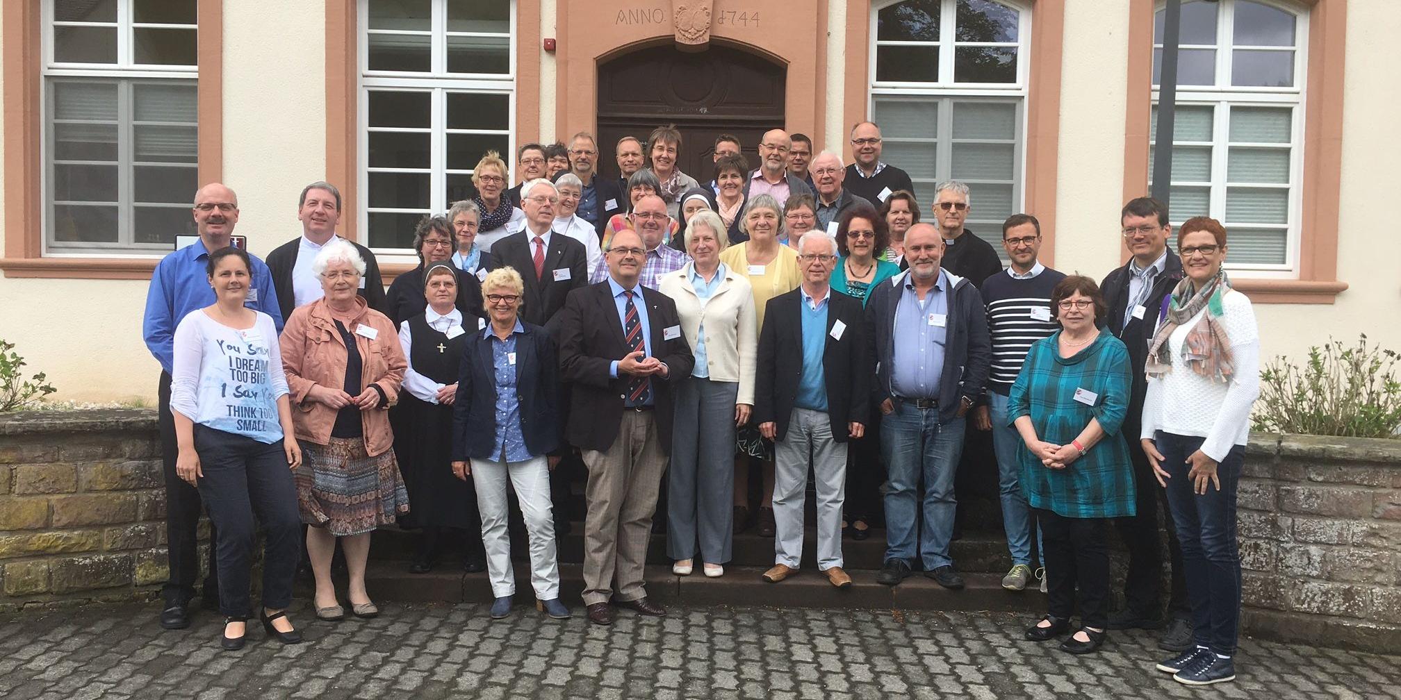 Die Teilnehmer der Fachgruppe Geistliche Begleitung im Bistum Trier vor dem Exerzitienhaus Sankt Thomas