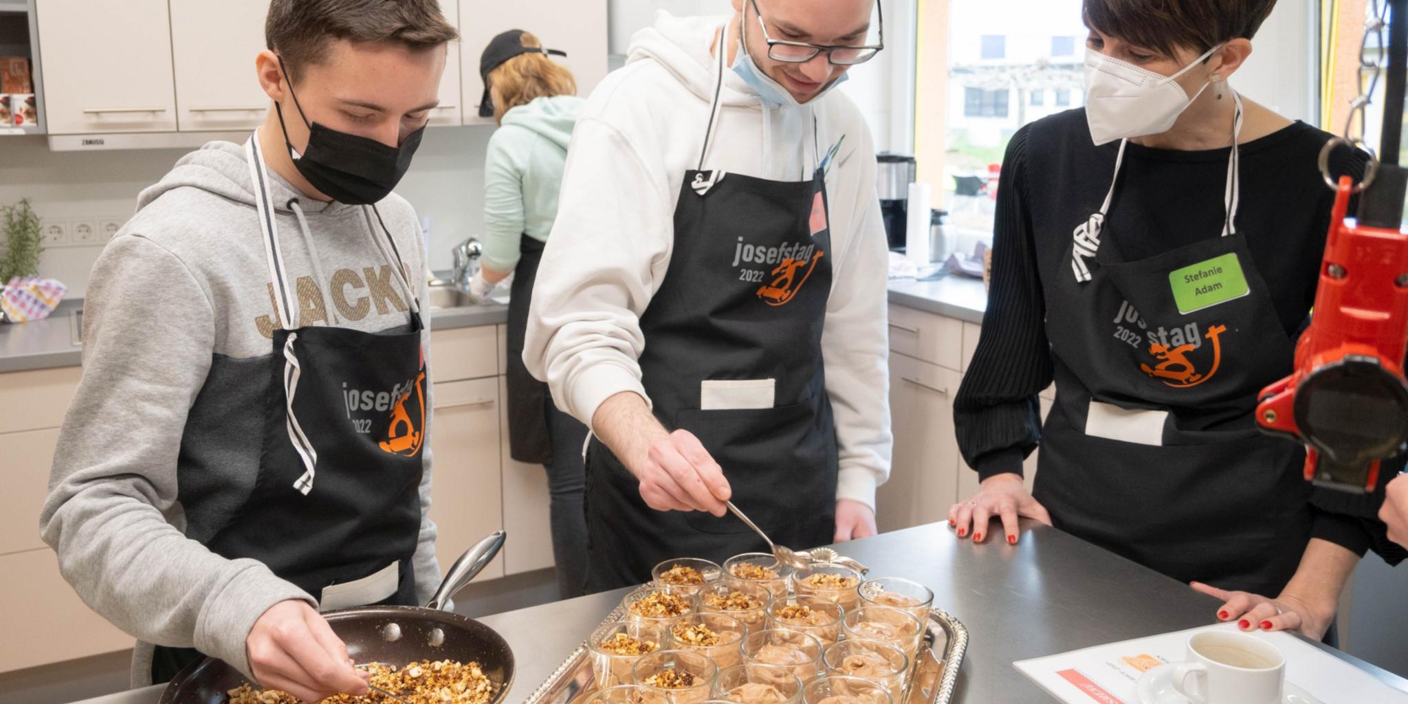 Die Jugendlichen beim Kochen (Fotos: Ingo Wilsdorff/BÜS)