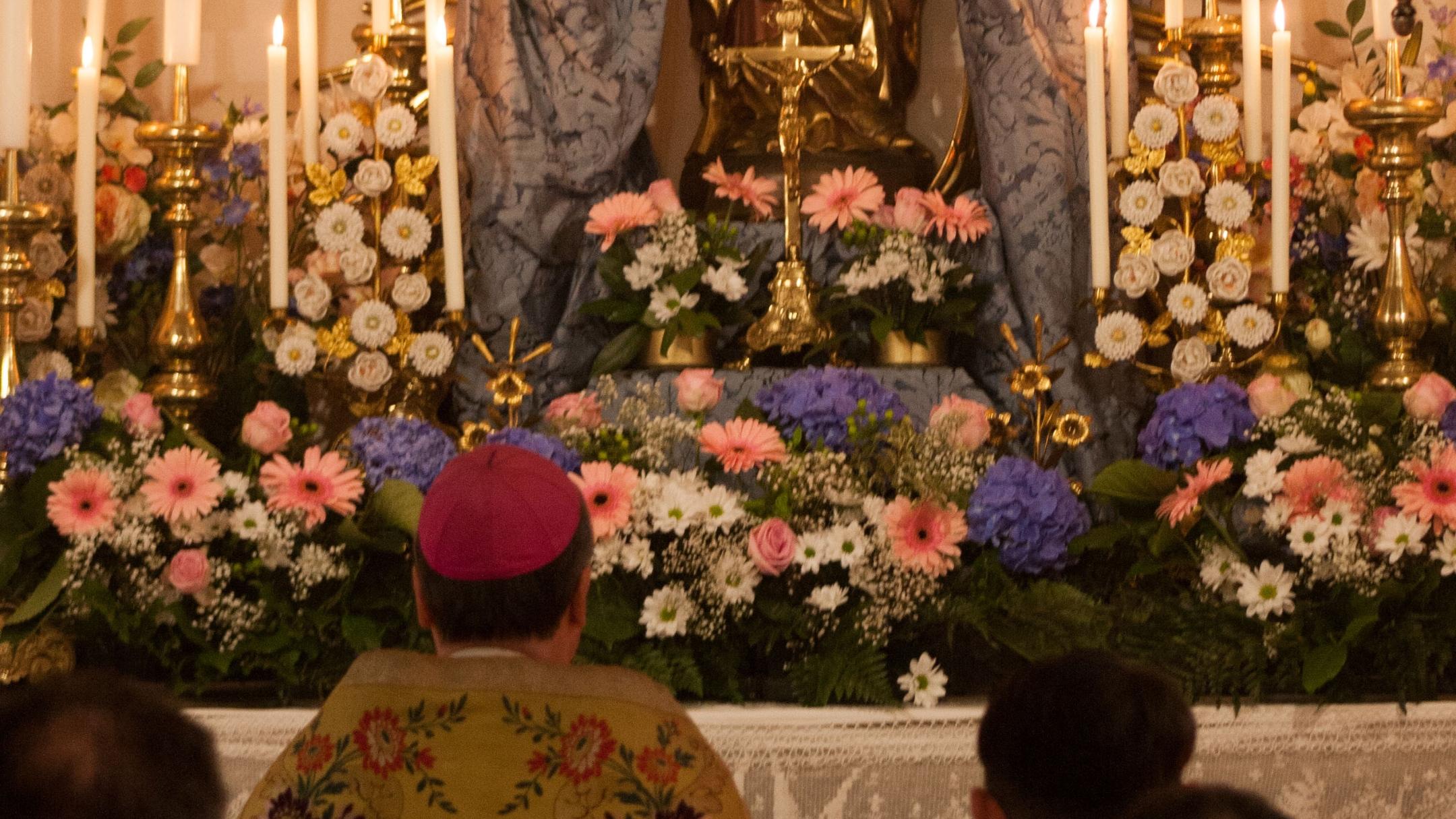 Bischof Ackermann vor dem Marienaltar der Engelporter Klosterkirche