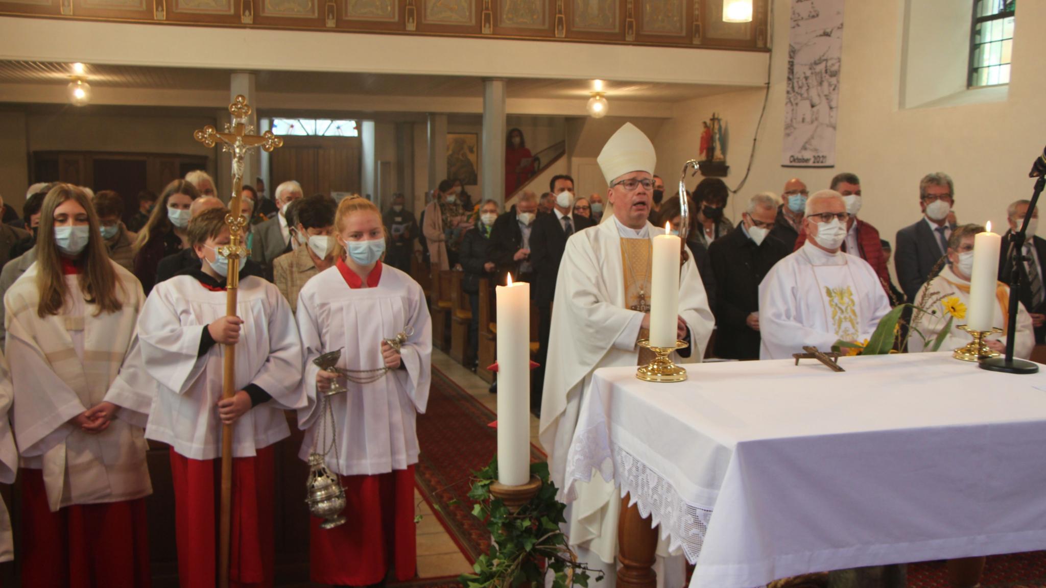 Der Trierer Bischof Dr. Stephan Ackermann zelebrierte den Festgottesdienst zum Jubiläum der Meisericher St. Anna-Filialkirche. Foto: Brigitte Bettscheider