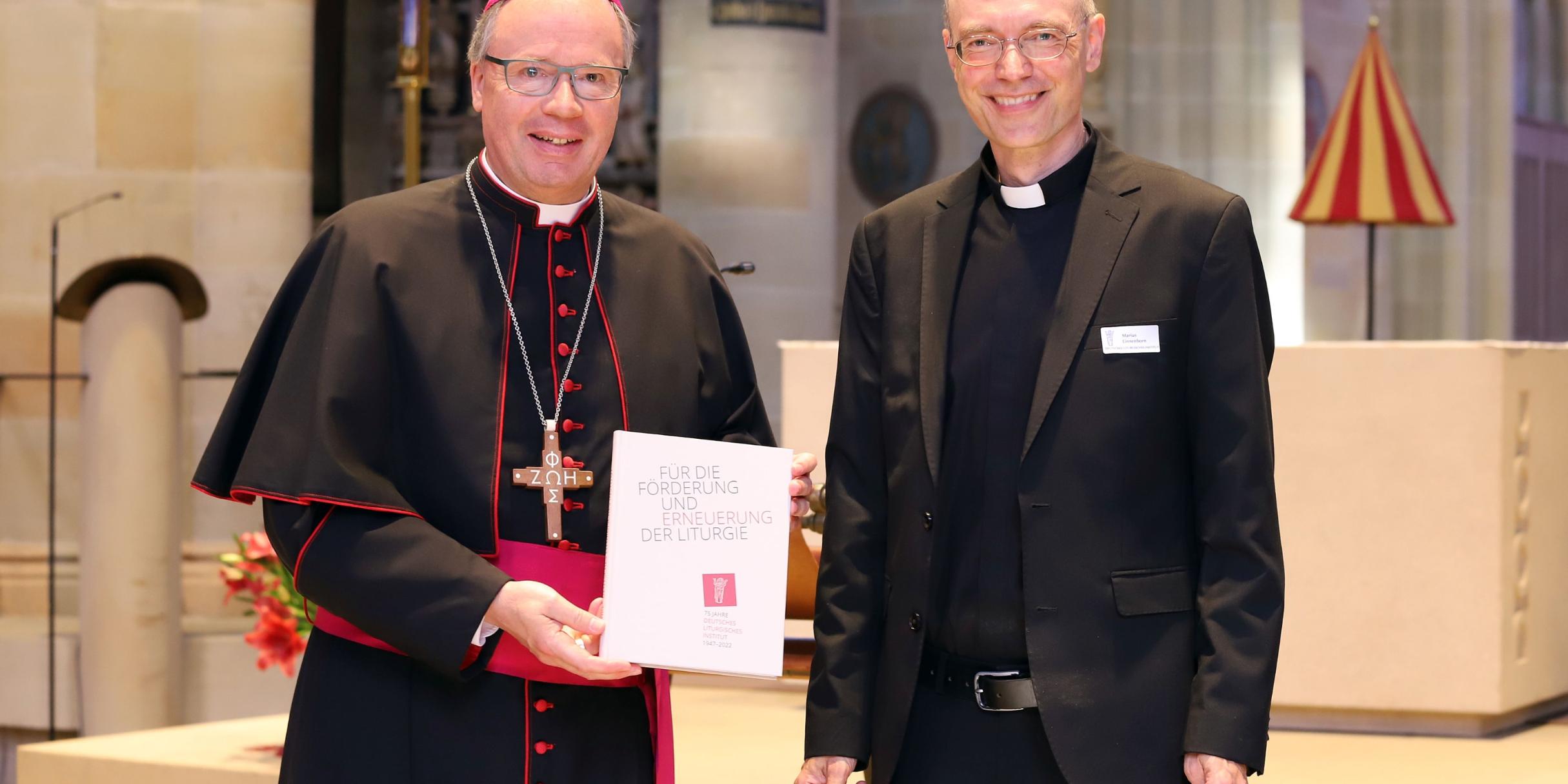 Bischof Dr. Stephan Ackermann und Pfarrer Dr. Marius Linnenborn, Leiter des DLI (Fotos: Inge Hülpes/Bistum Trier)