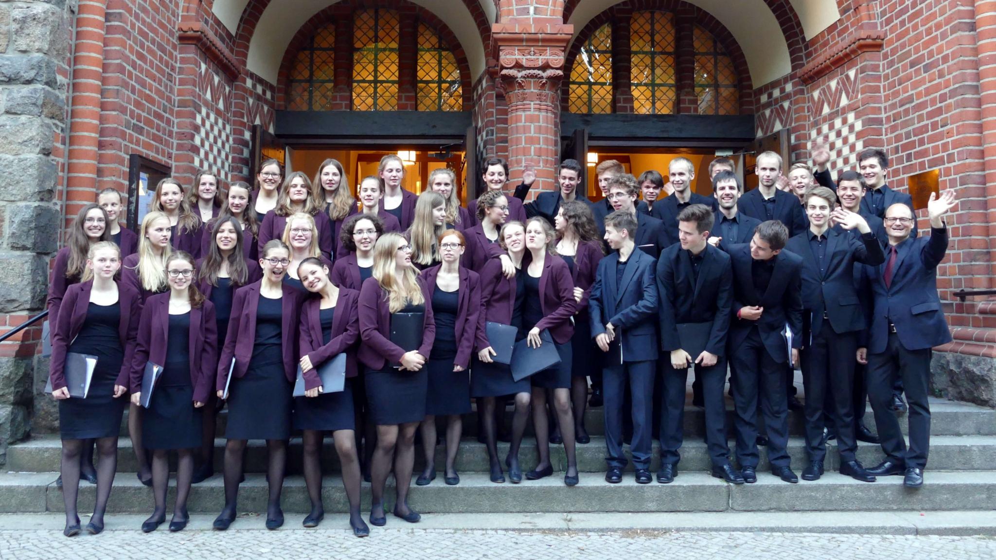 Die Sängerinnen und Sänger vom Jugendkammerchor mit Chorleiter Manfred Faig (re.)