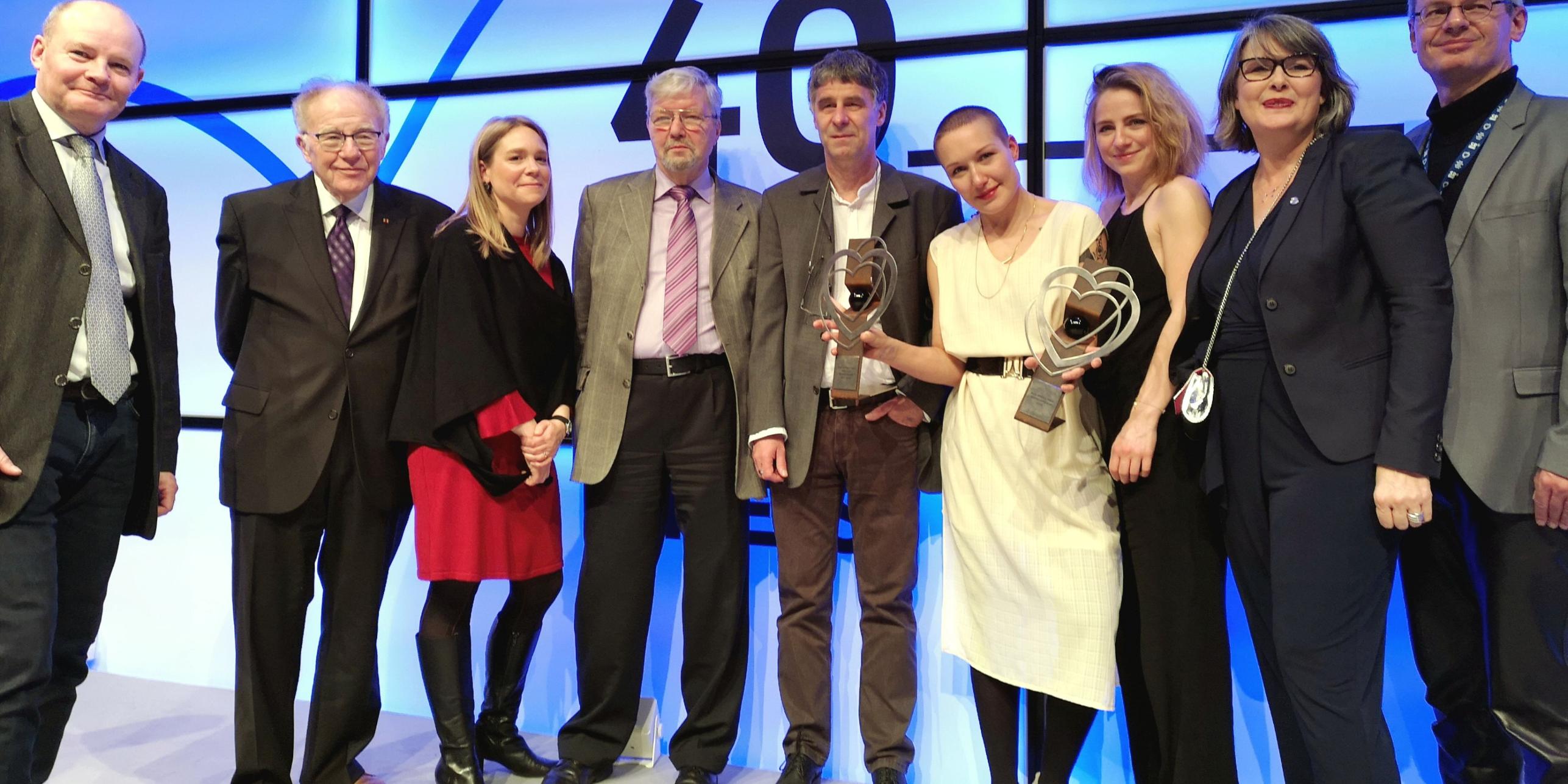 Nach der Preisverleihung: Ralf Dewald und Horst Ziegler (Sponsoren KEB), Birgit Persch-Klein, Hartmut Richter (Sponsor Ev. EB), Wolf-Dieter Scheid, Preisträgerin Susanne Heinrich, ein Mitglied des Filmteams sowie Marie-Therese Mäder und Oliver Gross. Foto: Gerhard Alt