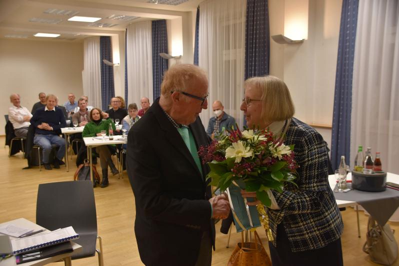 Gertrud Fickinger dankt Horst Ziegler bei der Mitgliederversammlung für 13 Jahre ehrenamtlichen Dienst als Vorsitzender der KEB Saar. Foto: Hans Georg Schneider