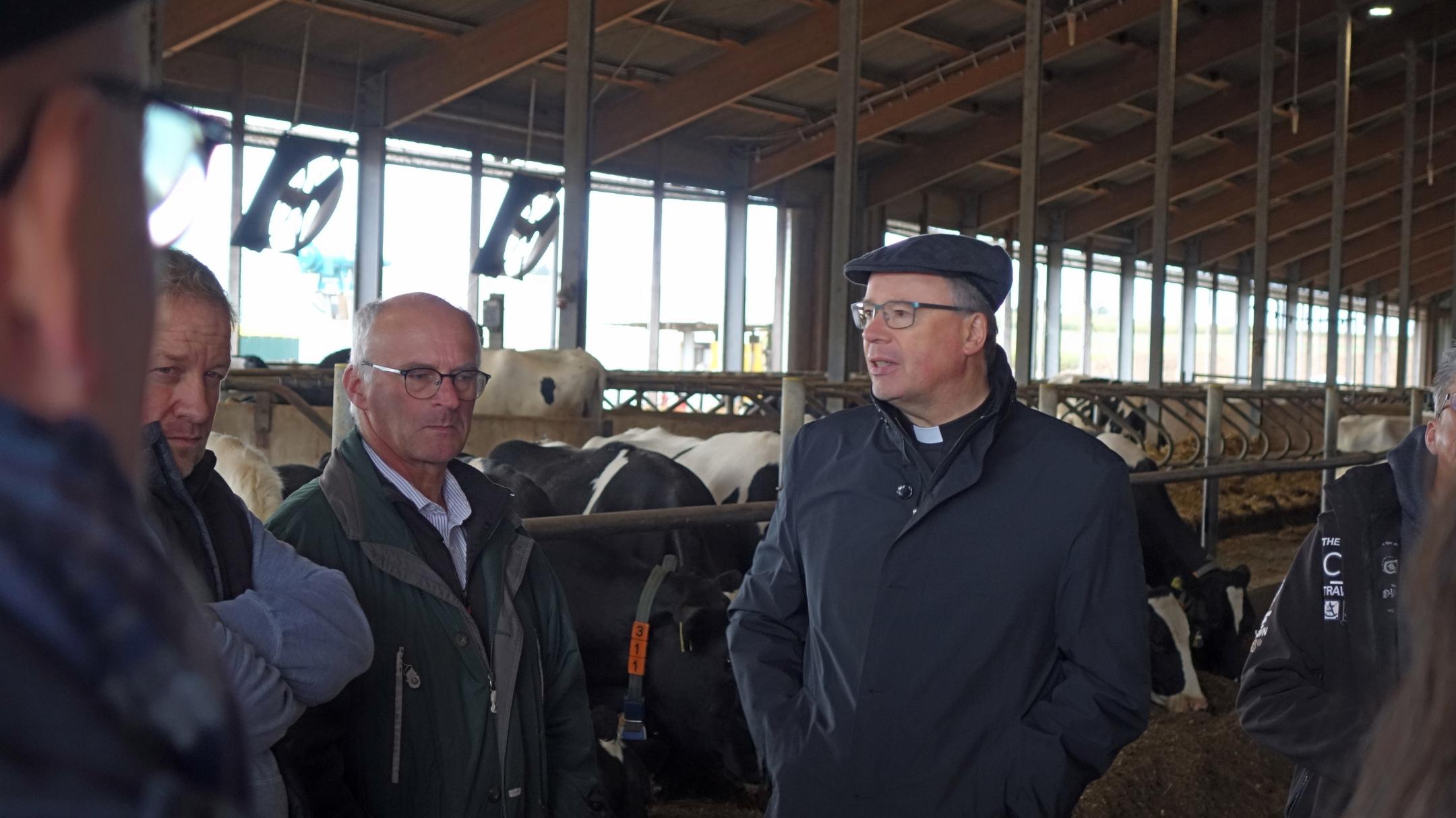 Bischof Dr. Stephan Ackermann (re.) im Gespräch mit den Landwirten. Foto: Julia Fröder