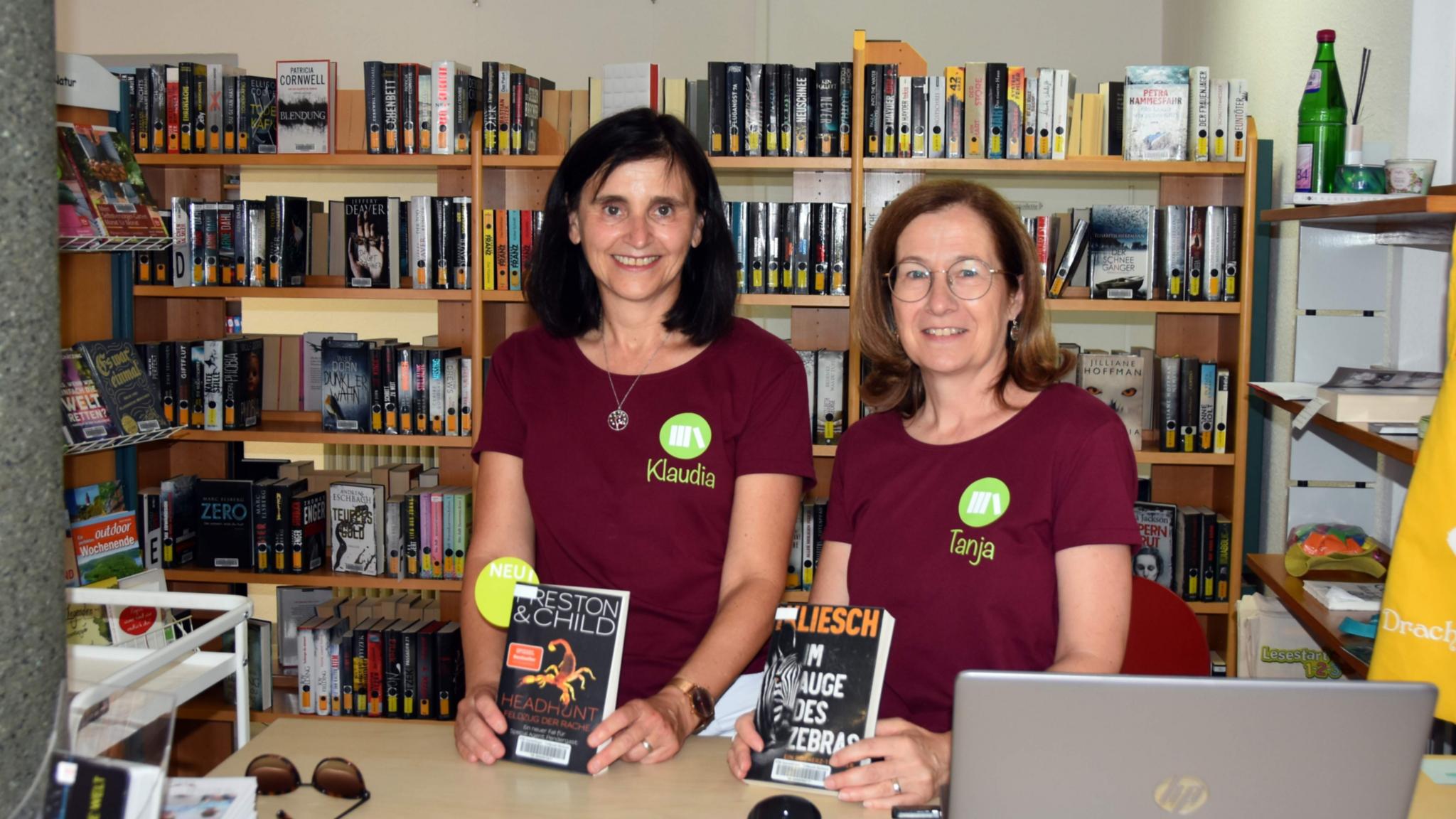 Klaudia Leinenbach-Saar und die stellvertretende Büchereileiterin Tanja Krüßmann bei der Ausleihe. Foto: Ute Kirch/Bistum Trier