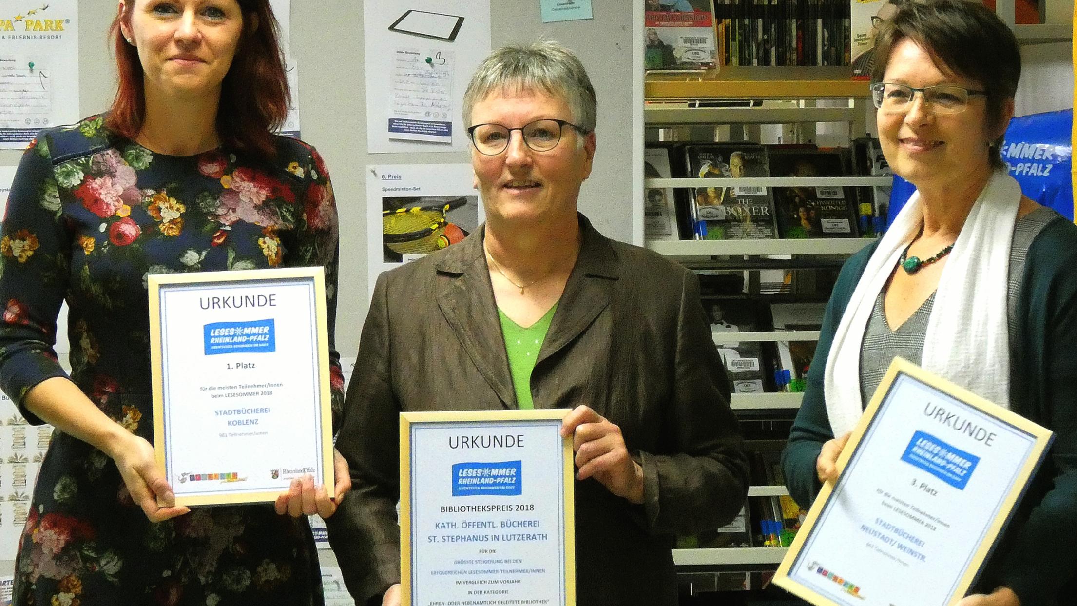 Die Leiterin der Katholisch öffentlichen Bücherei St. Stephan Lutzerath Elisabeth Dietz (Mitte) nahm den Preis entgegen. Julia Löffler von der Stadtbibliothek Koblenz (links) und Ute Panschitz-Harke von der Stadtbücherei Neustadt-Weinstraße waren ebenfalls unter den Preisträgern.