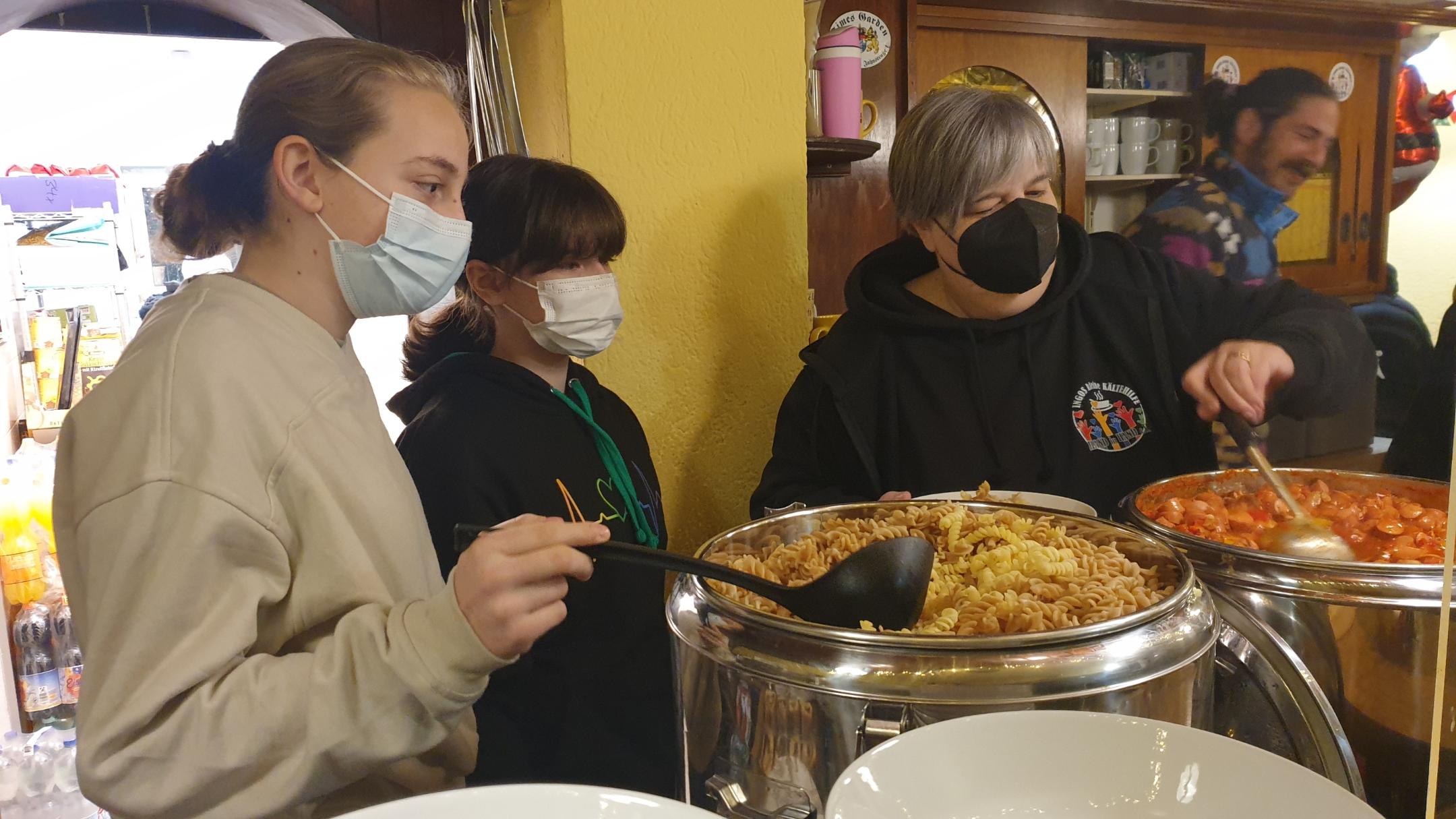 Die Schülerinnen Leandra Schlecker und Sarah Zapp sowie Kerstin Lafontaine, 1. Vorsitzende von Ingos kleiner Kältehilfe, beim Austeilen der Mahlzeiten. (Foto: Silvia Buss)