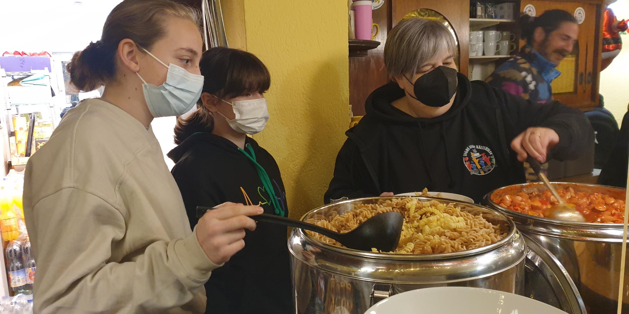 Die Schülerinnen Leandra Schlecker und Sarah Zapp sowie Kerstin Lafontaine, 1. Vorsitzende von Ingos kleiner Kältehilfe, beim Austeilen der Mahlzeiten. (Foto: Silvia Buss)