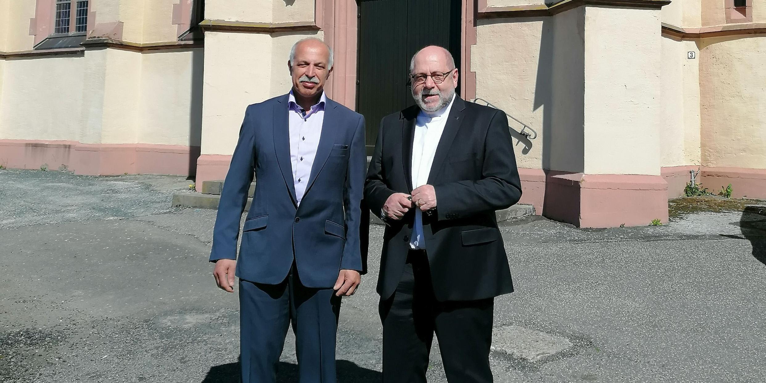 Vor der Kirche von Kappel. Von links: Thomas Meurer mit Pfarrer Ludwig Krag (Foto: privat)