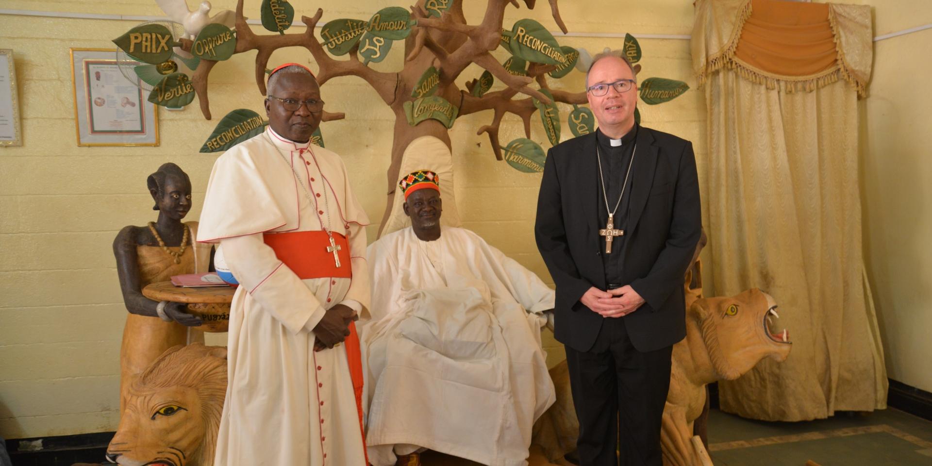 Kardinal Ouédraogo und Bischof Ackermann bei Mogho Naba. Das traditionelle Oberhaupt der Mossi, der größten Volksgruppe in Burkina Faso, gilt als Vermittler, Streitschlichter und Friedensstifter.