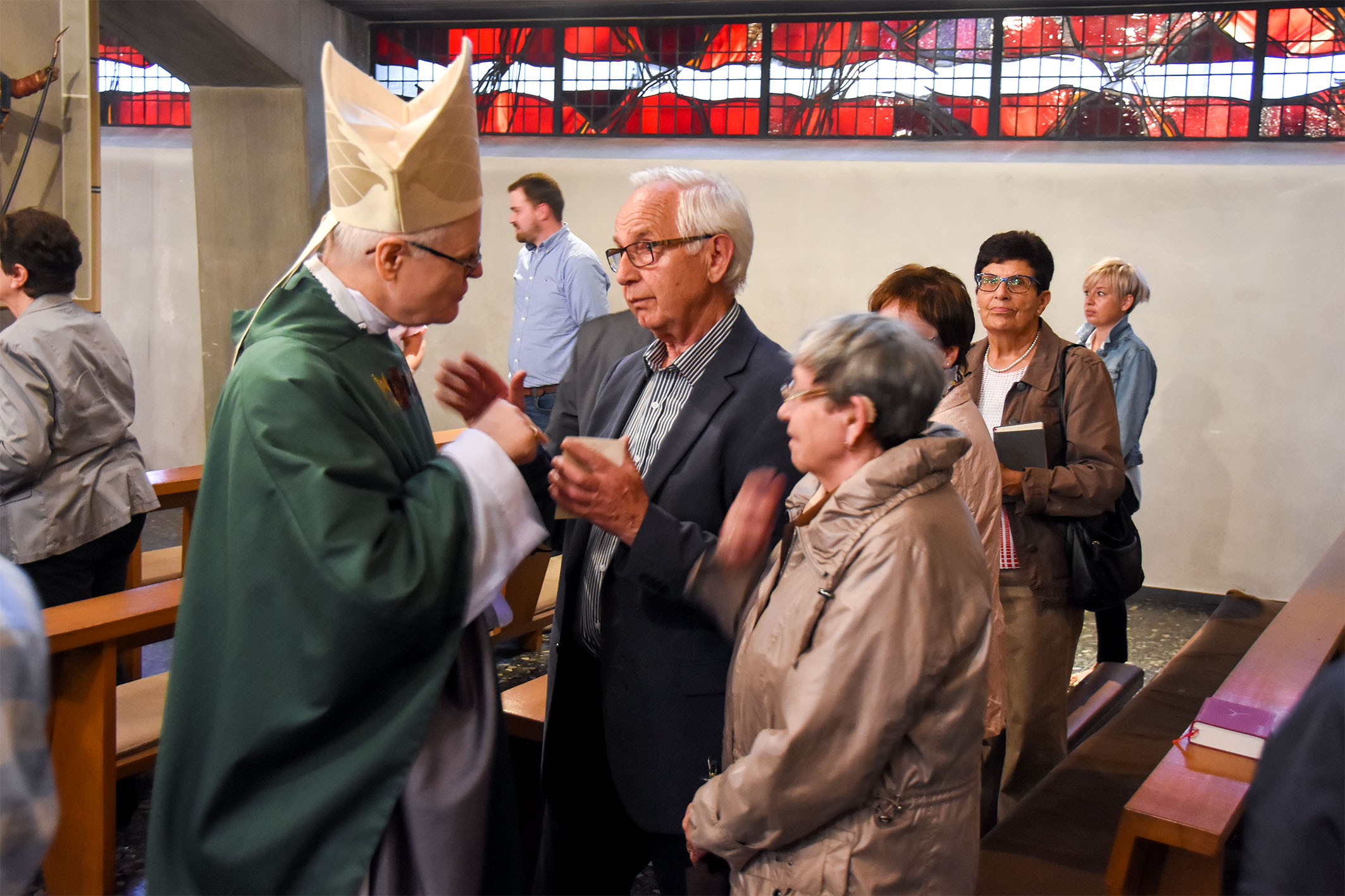 Nach der Messe in Theley begrüßte Kardinal Scherer die Menschen wie alte Freunde, die man sehr lange nicht gesehen hat.
